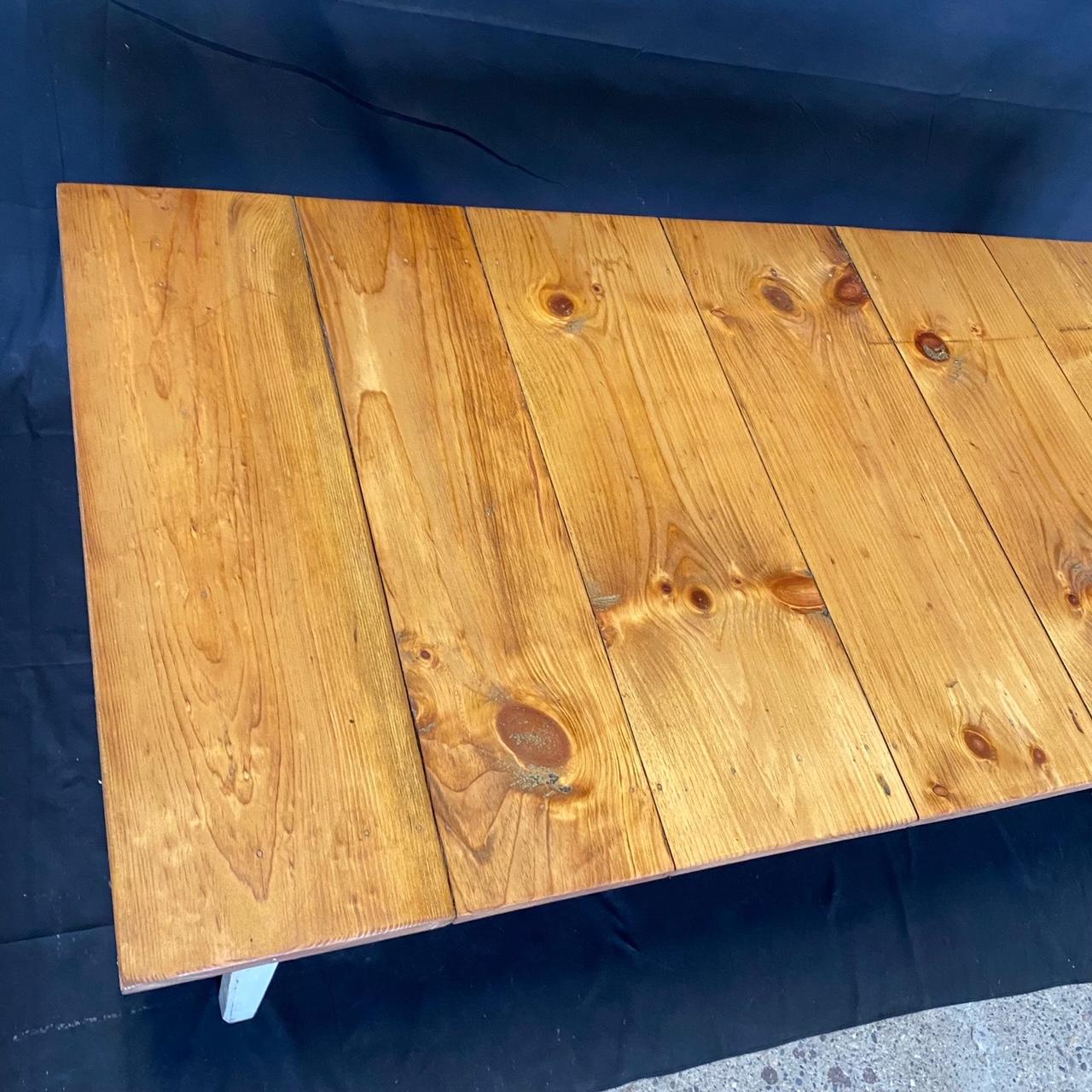 Rustique Table à manger rustique de ferme en pin du 19ème siècle provenant d'un grange, dans le Maine en vente