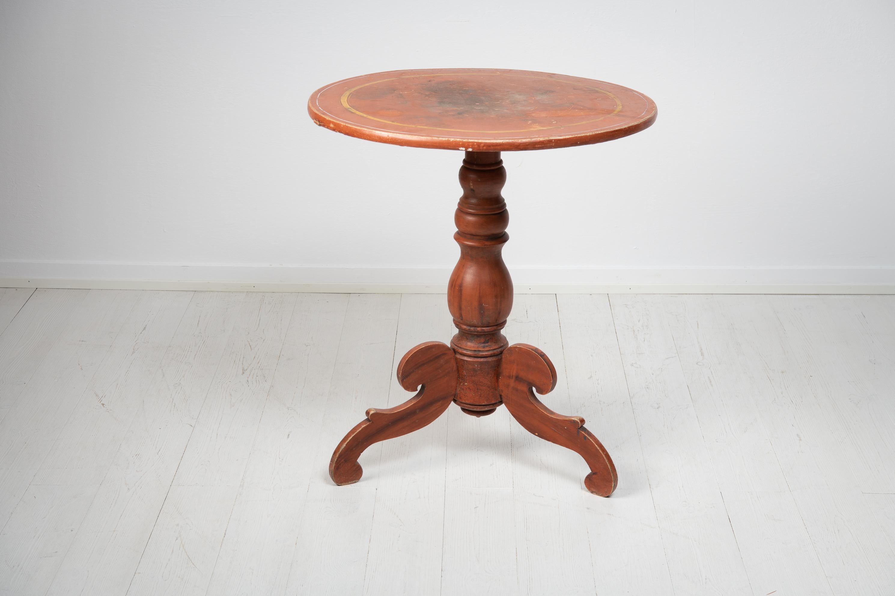 Rustikaler Sockeltisch mit einer runden Tischplatte aus Schweden. Der Tisch stammt aus den Jahren 1860 bis 1870 und ist aus bemalter Kiefer mit der Originalfarbe aus dem 19. Der Tisch hat einen schweren und stabilen Fuß. Der Tisch ist eine rustikale