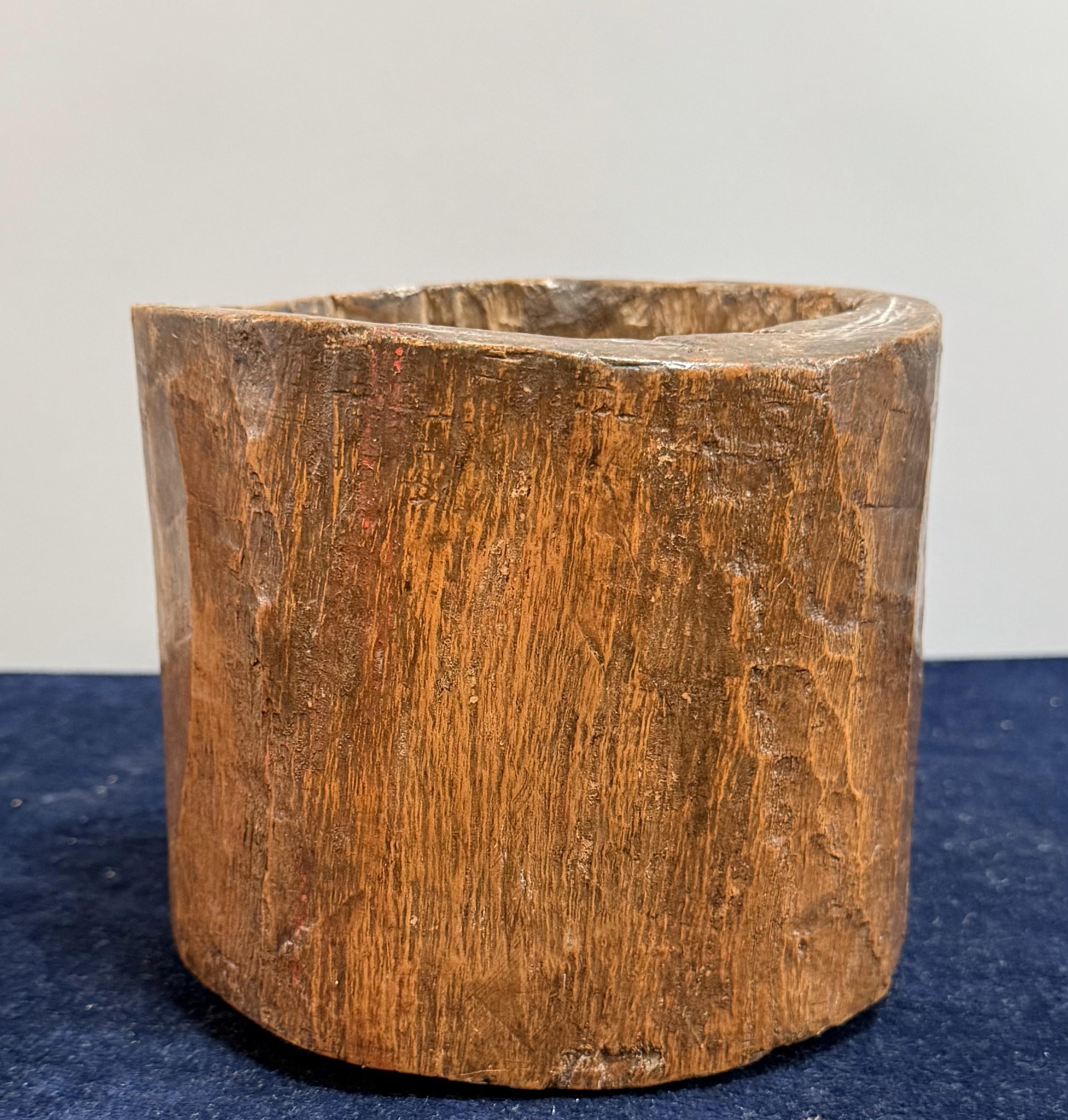 Ricavato da un unico pezzo di castagno. Realizzato in Spagna nel 1850 circa.

Un interessante e rarissimo mortaio in legno intagliato primitivamente da un unico pezzo di castagno. Questo pezzo rustico è un ottimo richiamo visivo!