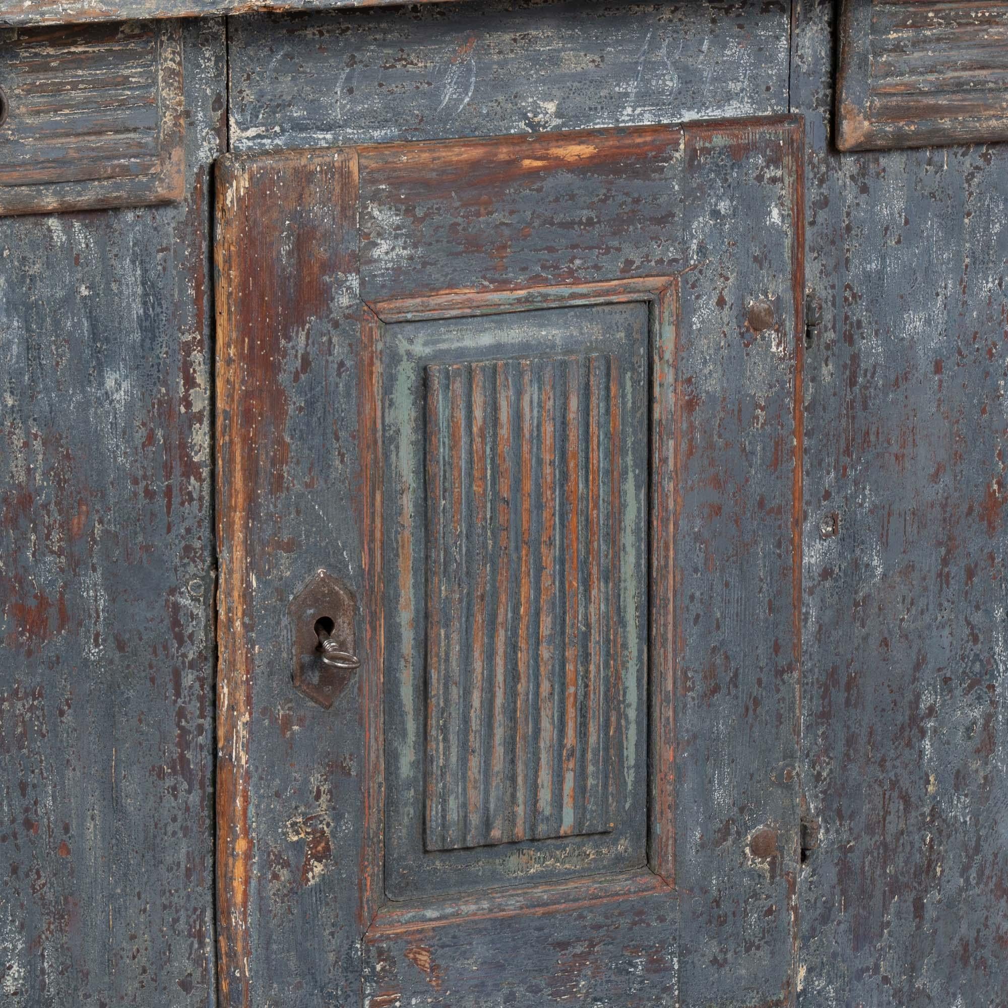 Credenza rustica svedese del XIX secolo in pino dipinto di blu in vendita 4