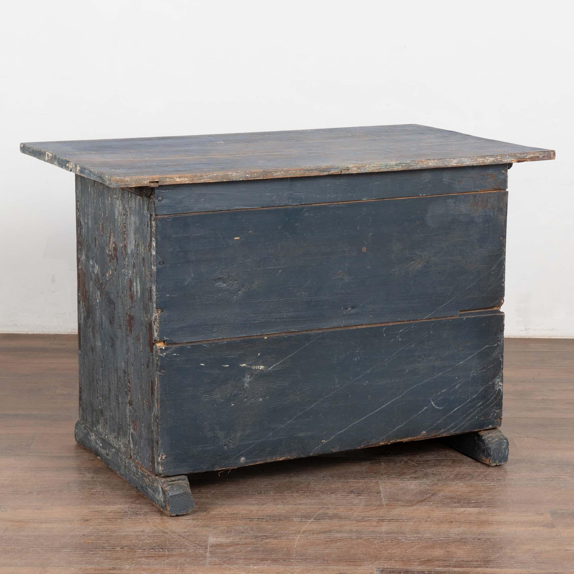 Credenza rustica svedese del XIX secolo in pino dipinto di blu in vendita 6