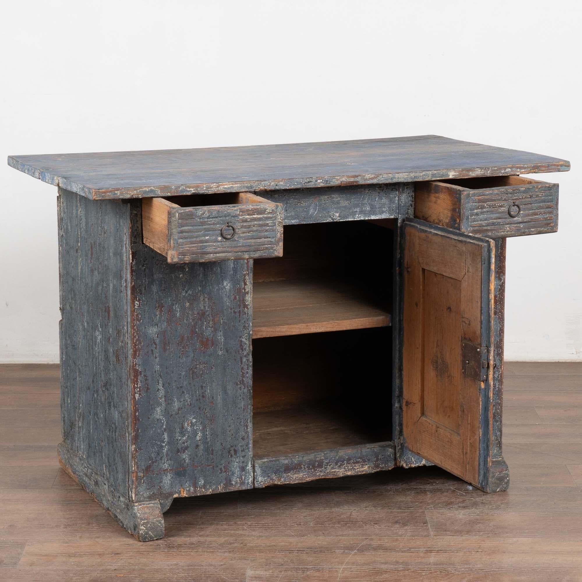 Rustico Credenza rustica svedese del XIX secolo in pino dipinto di blu in vendita