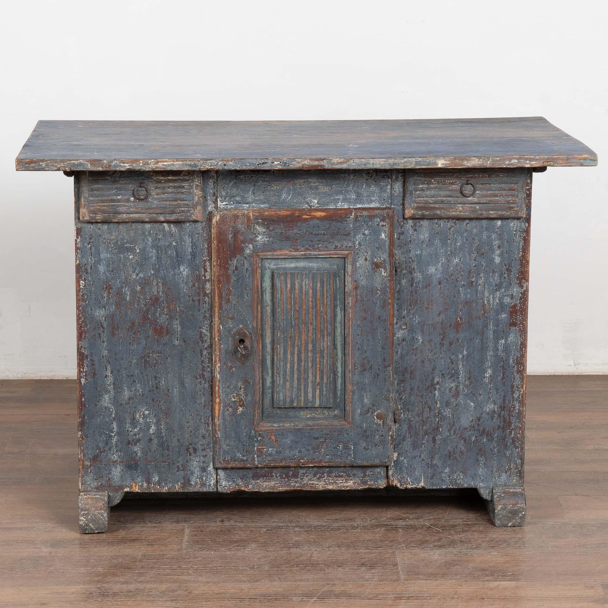 Svedese Credenza rustica svedese del XIX secolo in pino dipinto di blu in vendita
