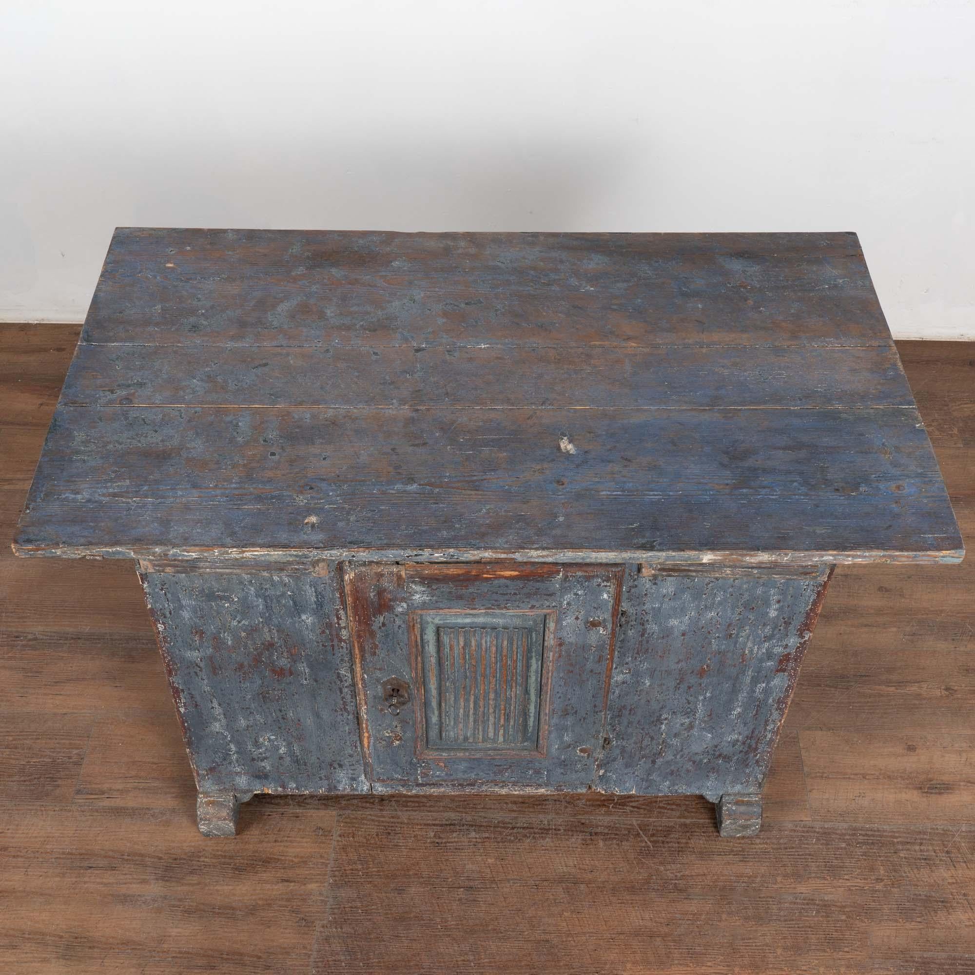 Credenza rustica svedese del XIX secolo in pino dipinto di blu In condizioni discrete in vendita a Round Top, TX