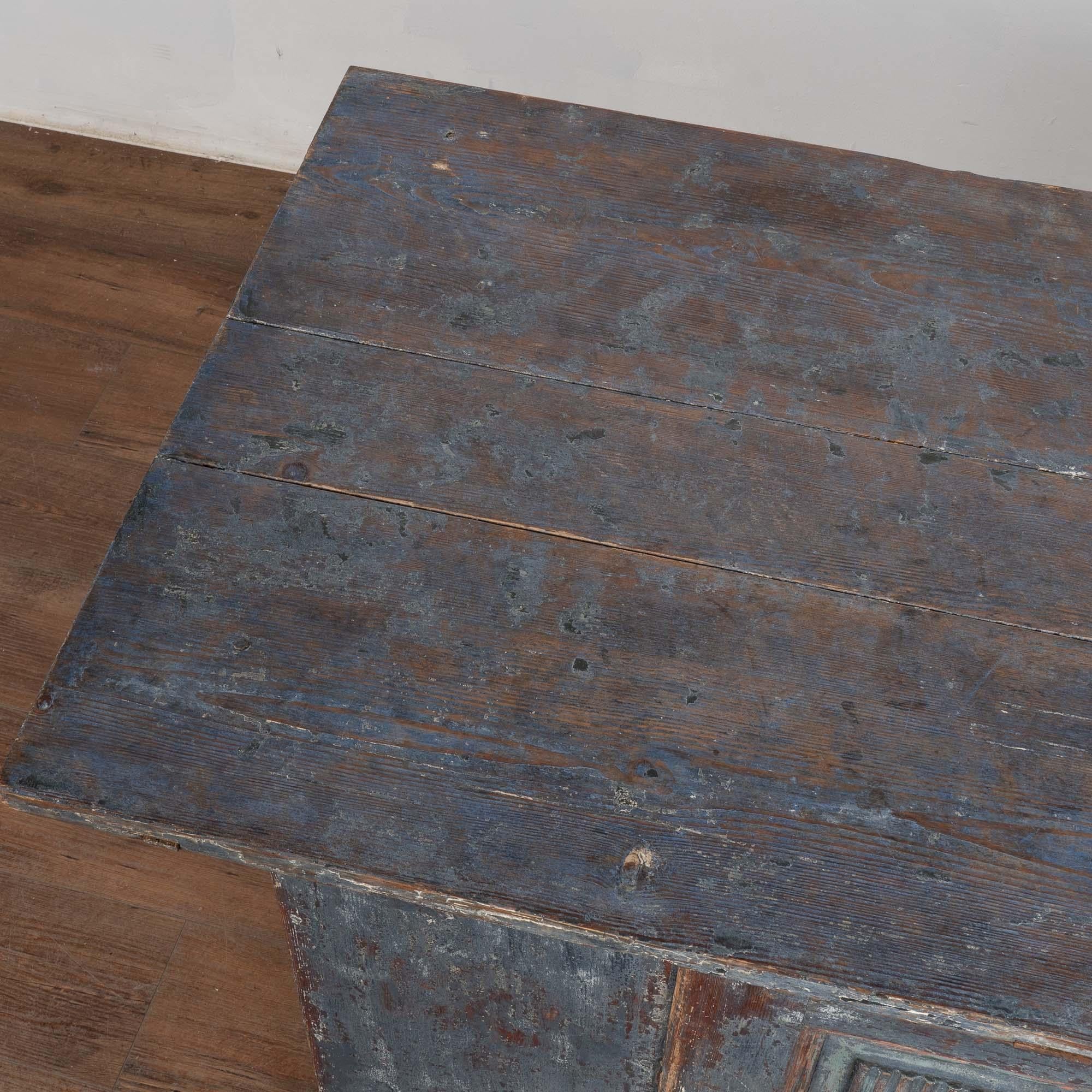 Pino Credenza rustica svedese del XIX secolo in pino dipinto di blu in vendita