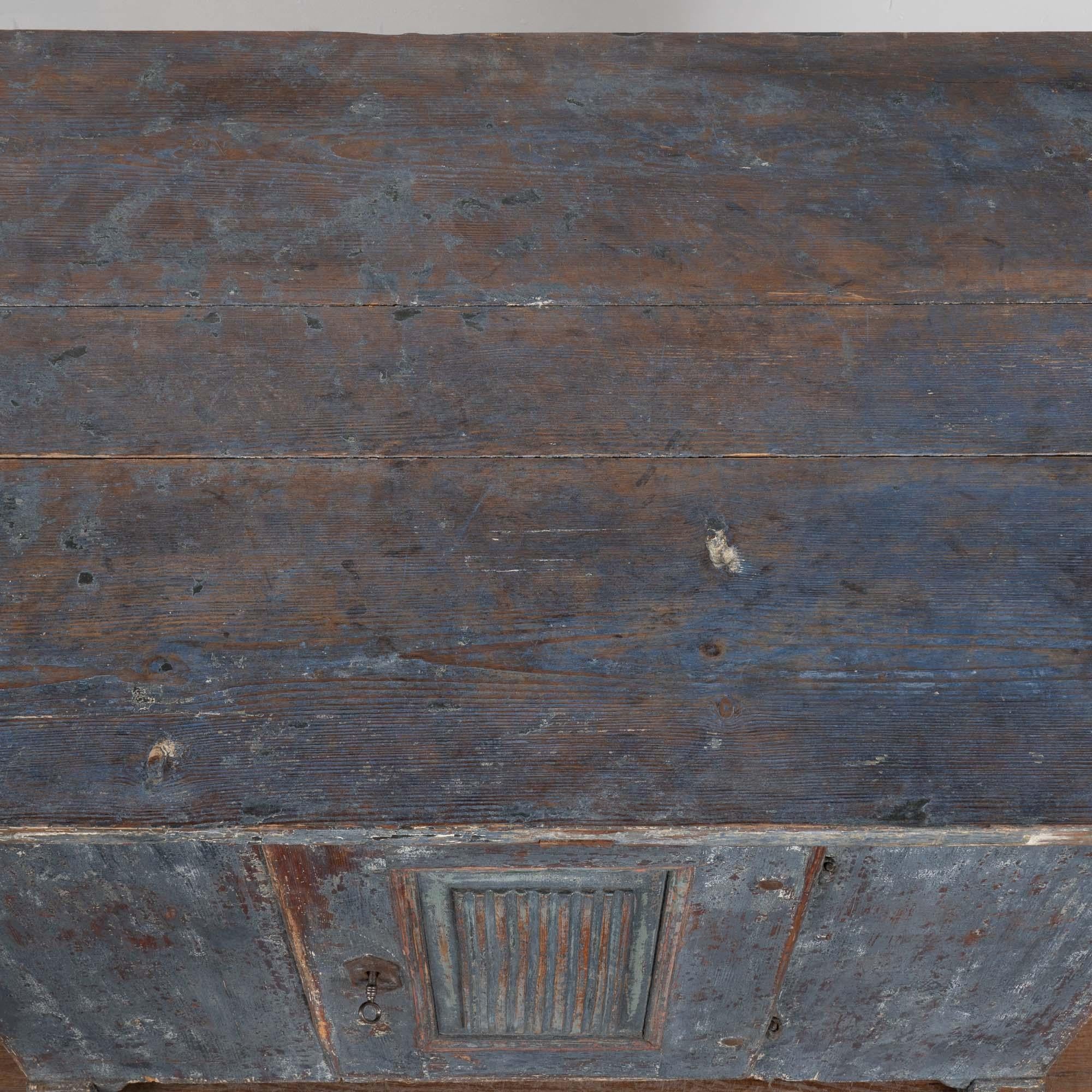 Credenza rustica svedese del XIX secolo in pino dipinto di blu in vendita 1