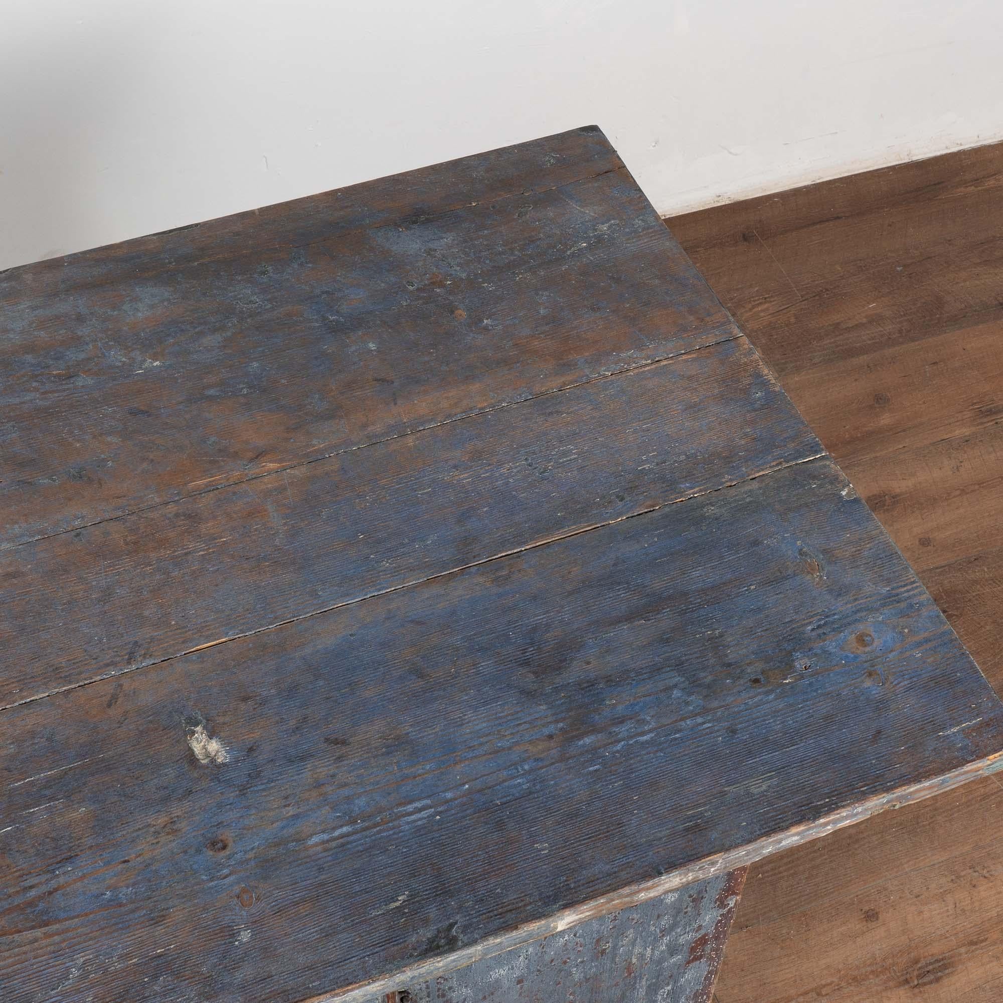 Credenza rustica svedese del XIX secolo in pino dipinto di blu in vendita 2