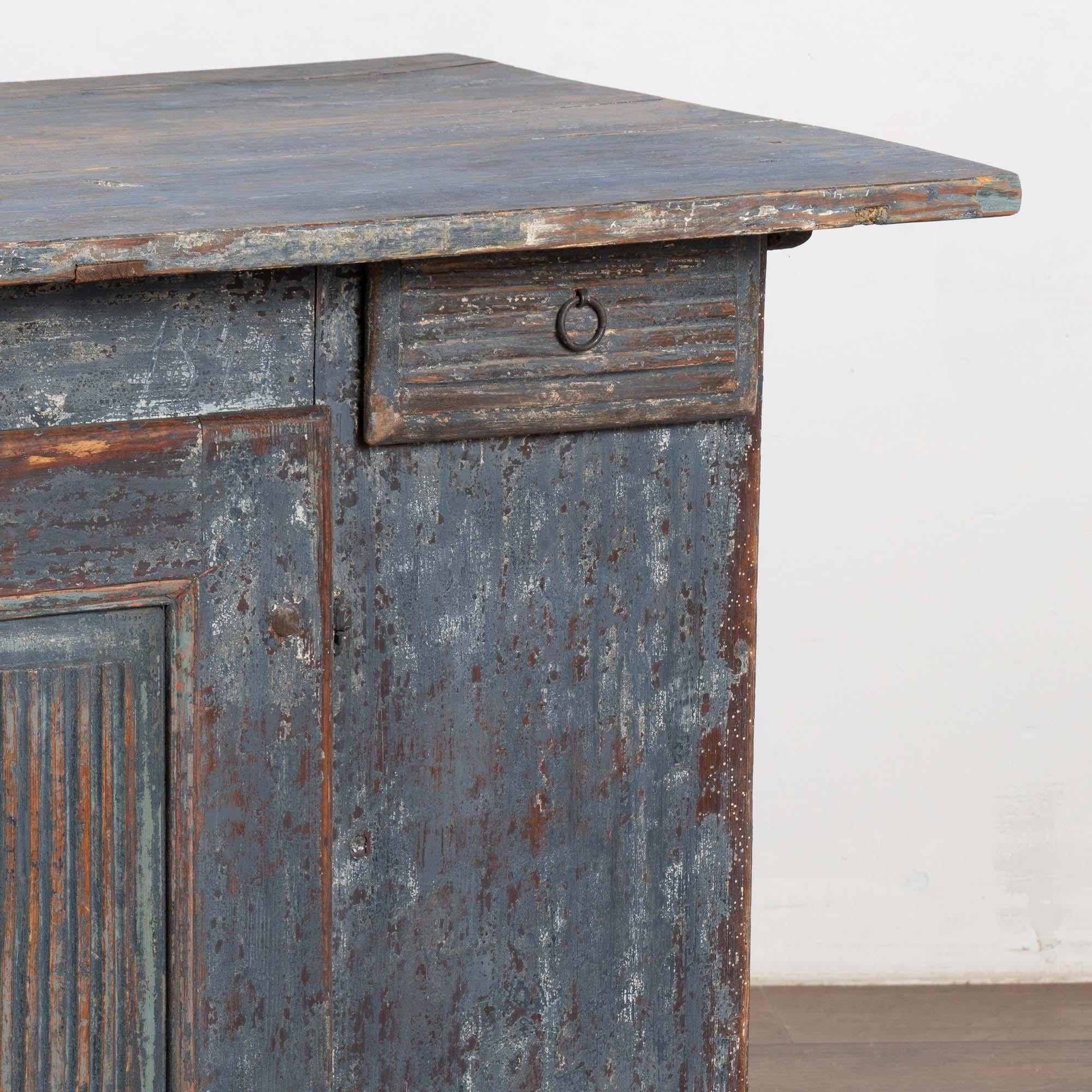 Credenza rustica svedese del XIX secolo in pino dipinto di blu in vendita 3