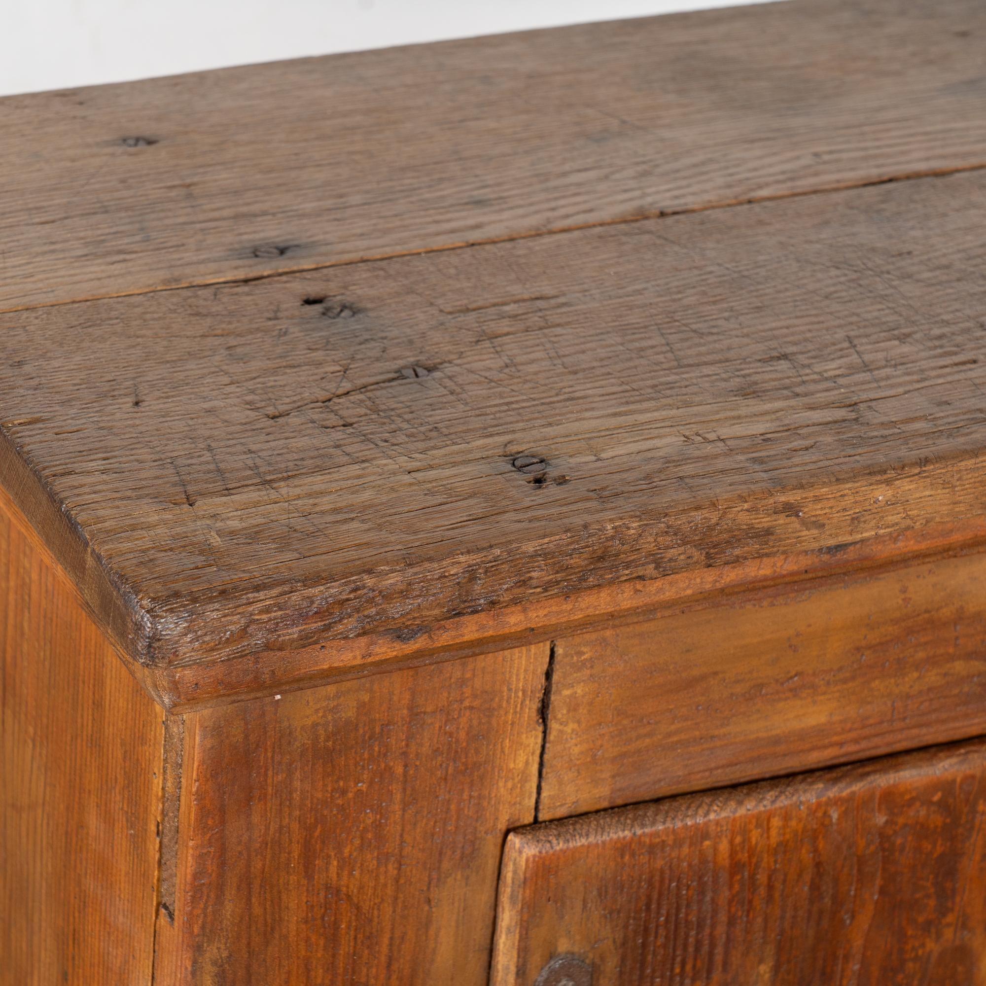 Rustikales Wood Wood Kabinett aus Ungarn aus dem 19. (Eichenholz) im Angebot