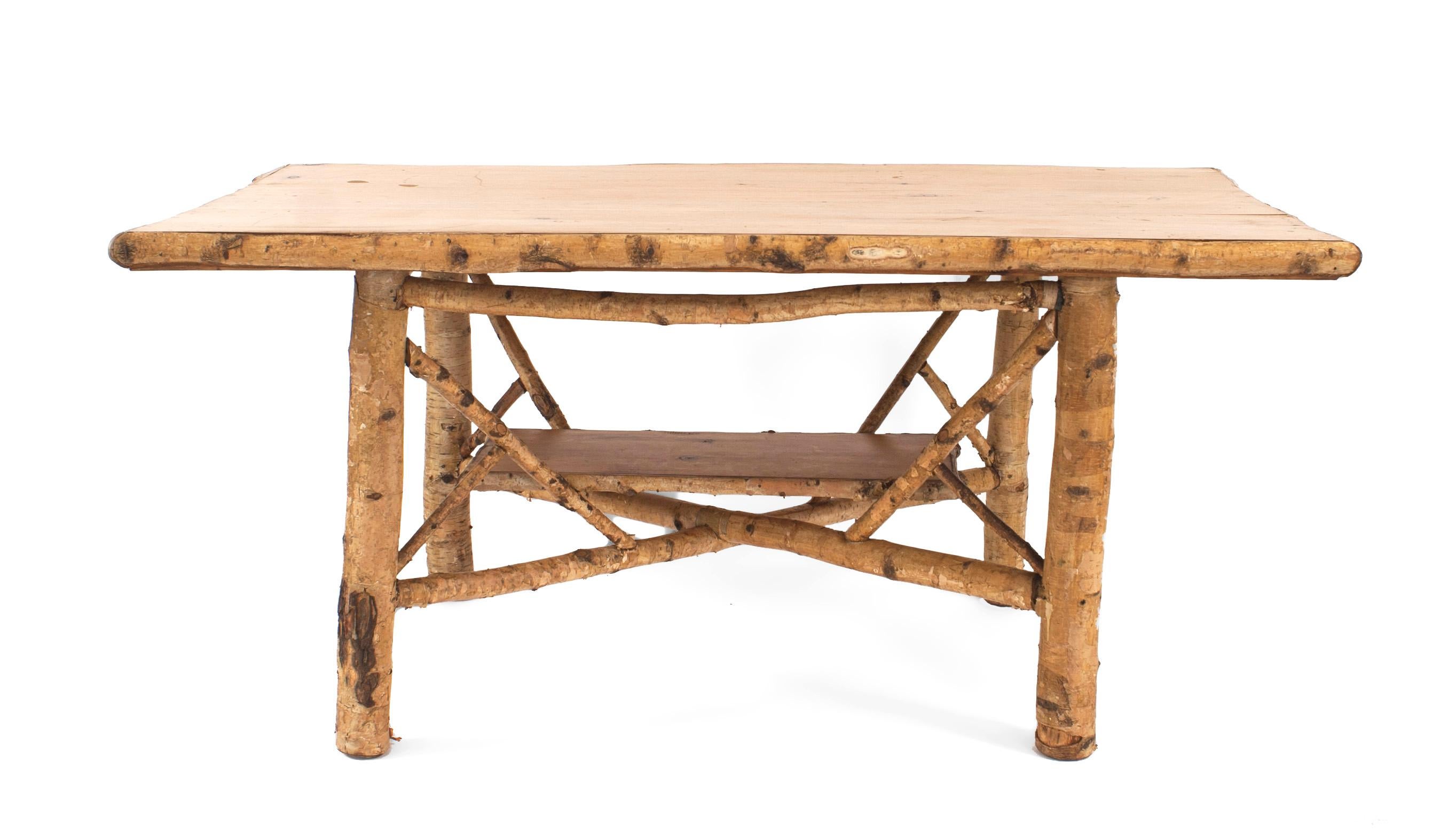 Table de salle à manger rustique Adirondack (1ère moitié du 20ème siècle) rectangulaire en bois de bouleau avec une base à brancard et un plateau en planches de bois blond garni de bouleau.
