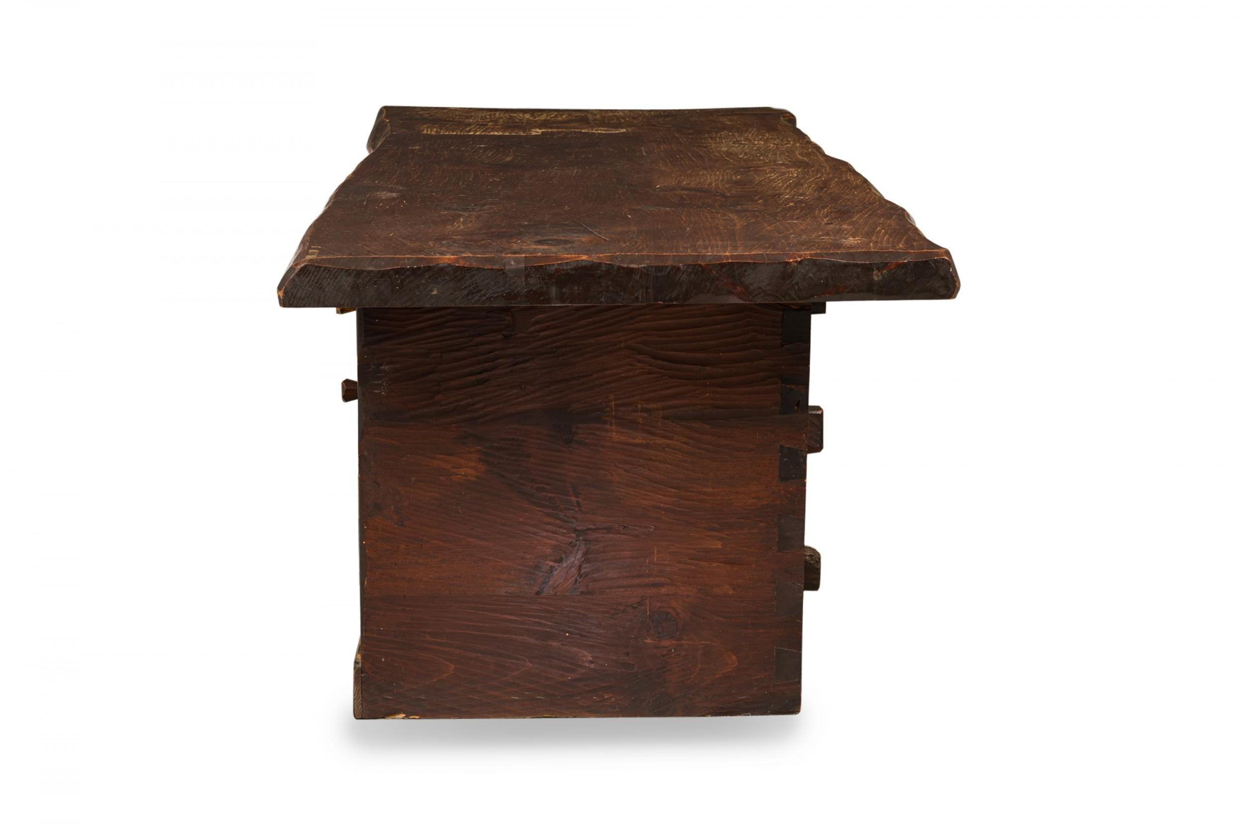 Scrivania rustica a ginocchio in legno tinto scuro in stile Adirondack In condizioni buone in vendita a Queens, NY