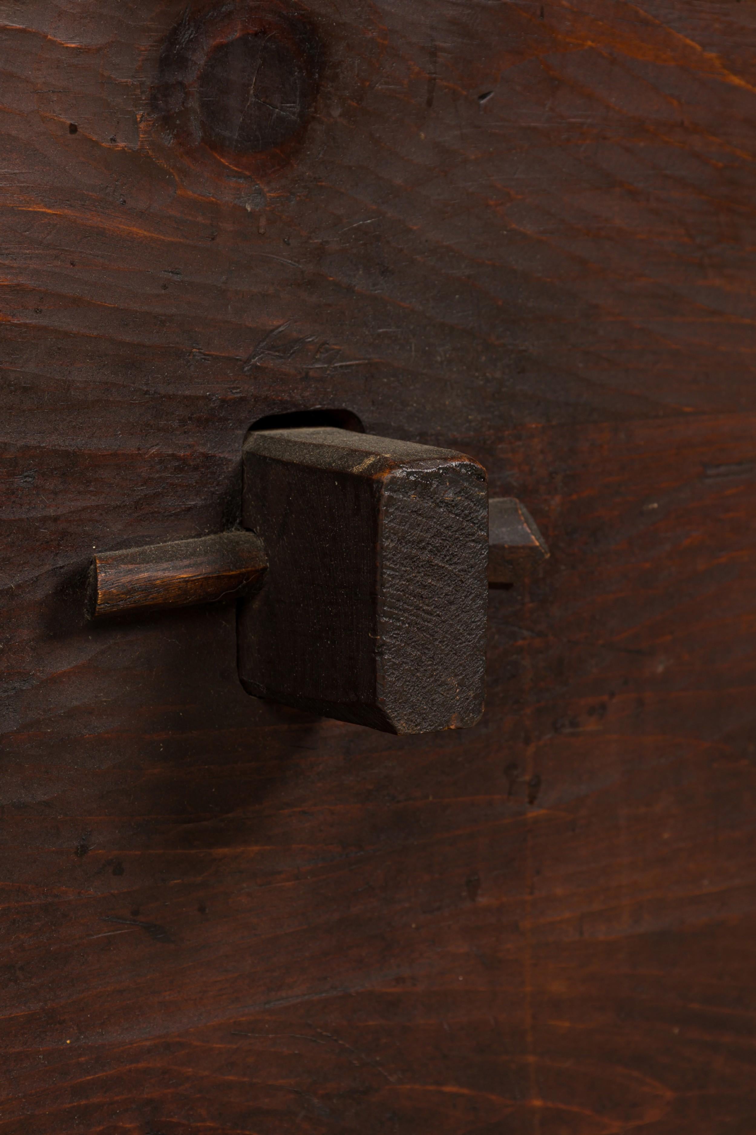 Scrivania rustica a ginocchio in legno tinto scuro in stile Adirondack in vendita 1