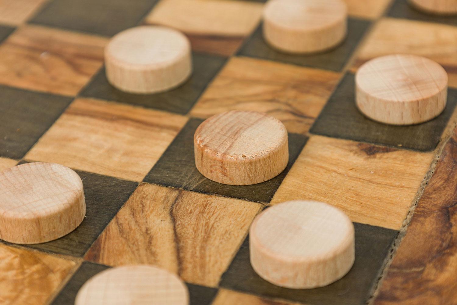 Rustic Adirondack Style Live Edge Wooden Game Board Chest en vente 3