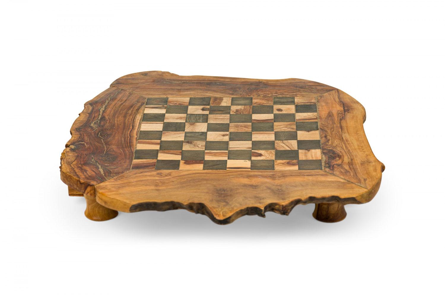 Plateau de jeu en bois rustique de style Adirondack à bords vifs avec insertion de jeu en noir et blanc, soutenu par un meuble inférieur avec deux tiroirs extractibles contenant des pièces de jeu.