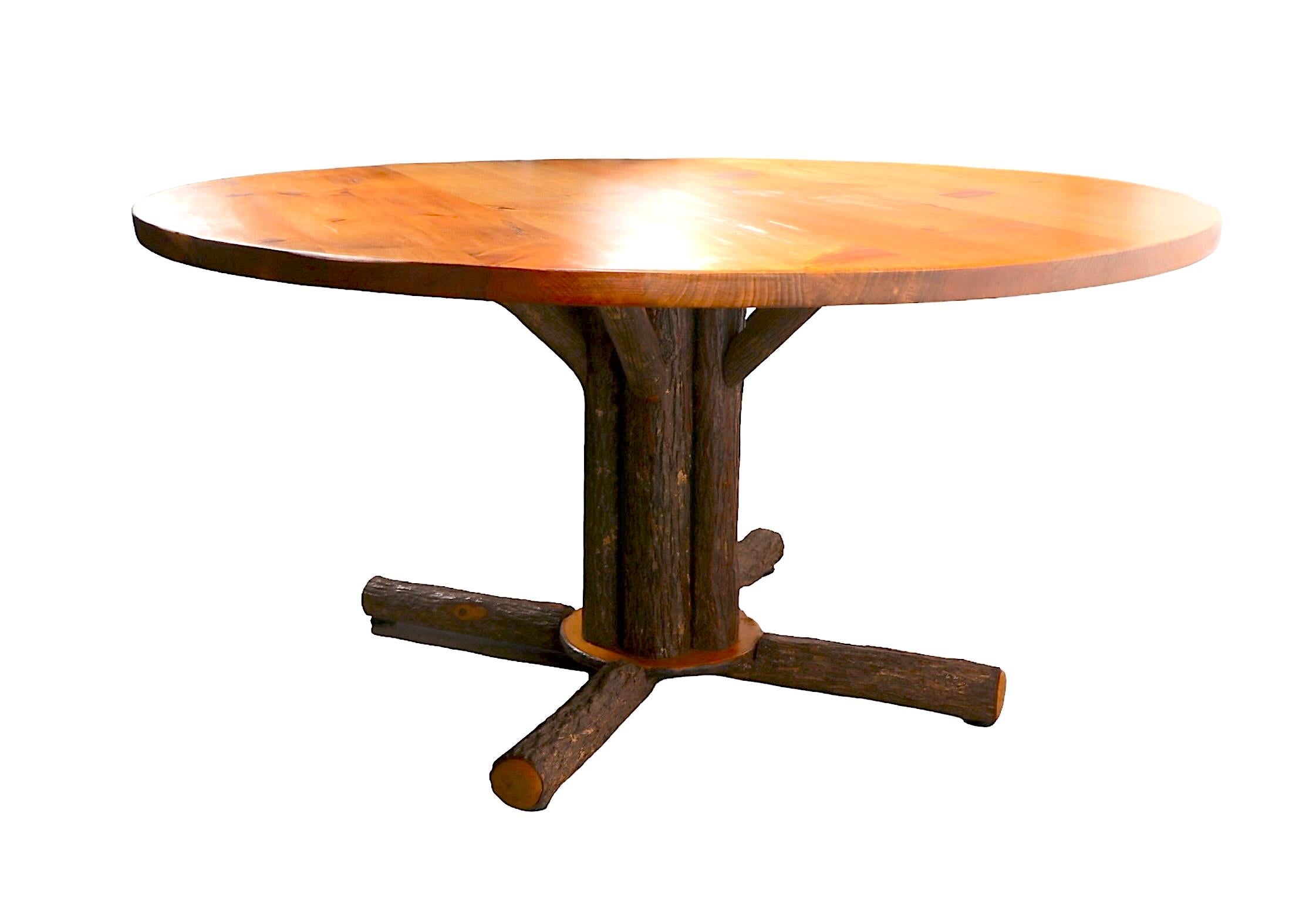 Table de salle à manger rustique de style Adirondack à piédestal en vieux pacanier, vers 2000/2020 Bon état - En vente à New York, NY