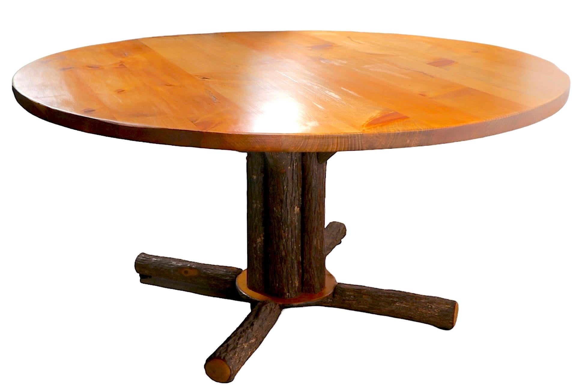 XXIe siècle et contemporain Table de salle à manger rustique de style Adirondack à piédestal en vieux pacanier, vers 2000/2020 en vente