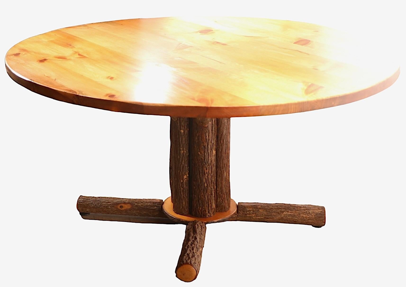 Bois Table de salle à manger rustique de style Adirondack à piédestal en vieux pacanier, vers 2000/2020 en vente