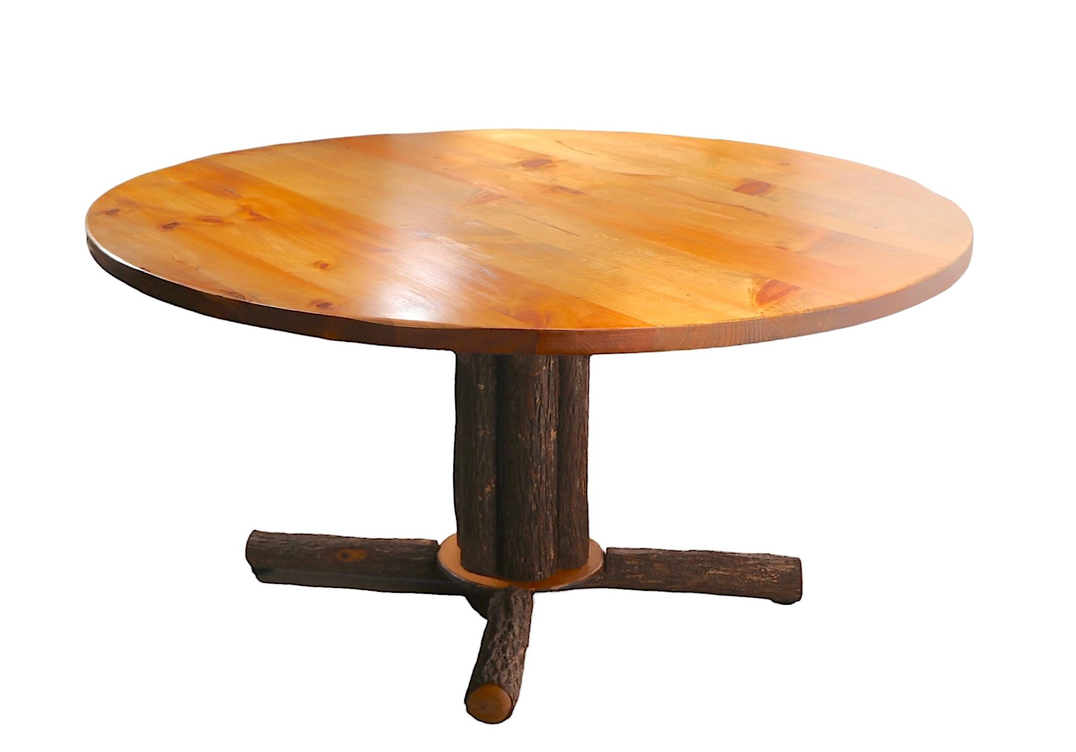 Table de salle à manger rustique de style Adirondack à piédestal en vieux pacanier, vers 2000/2020 en vente 1