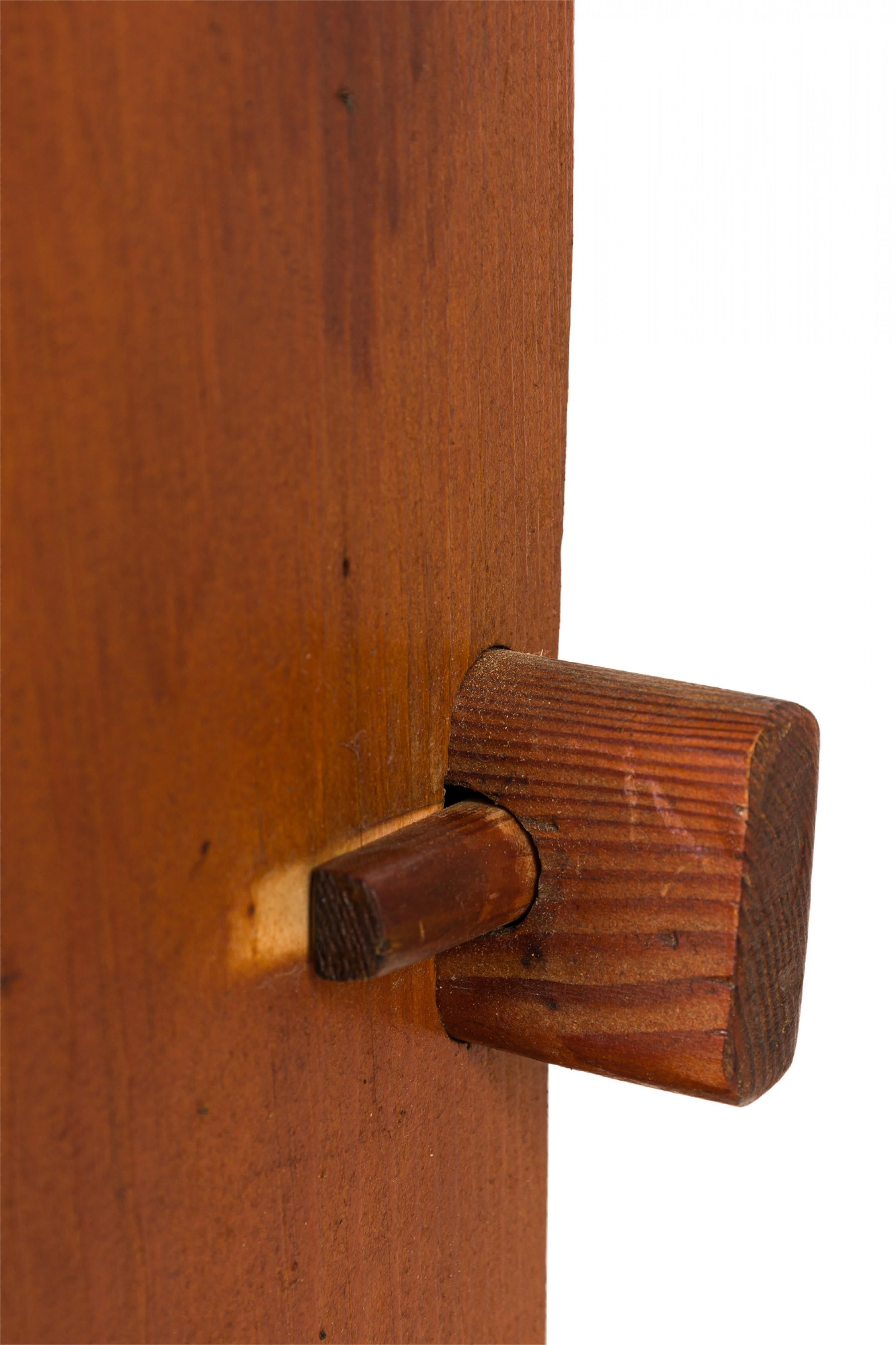 Poltrona ad ala in pino tinto in stile rustico Adirondack in vendita 2