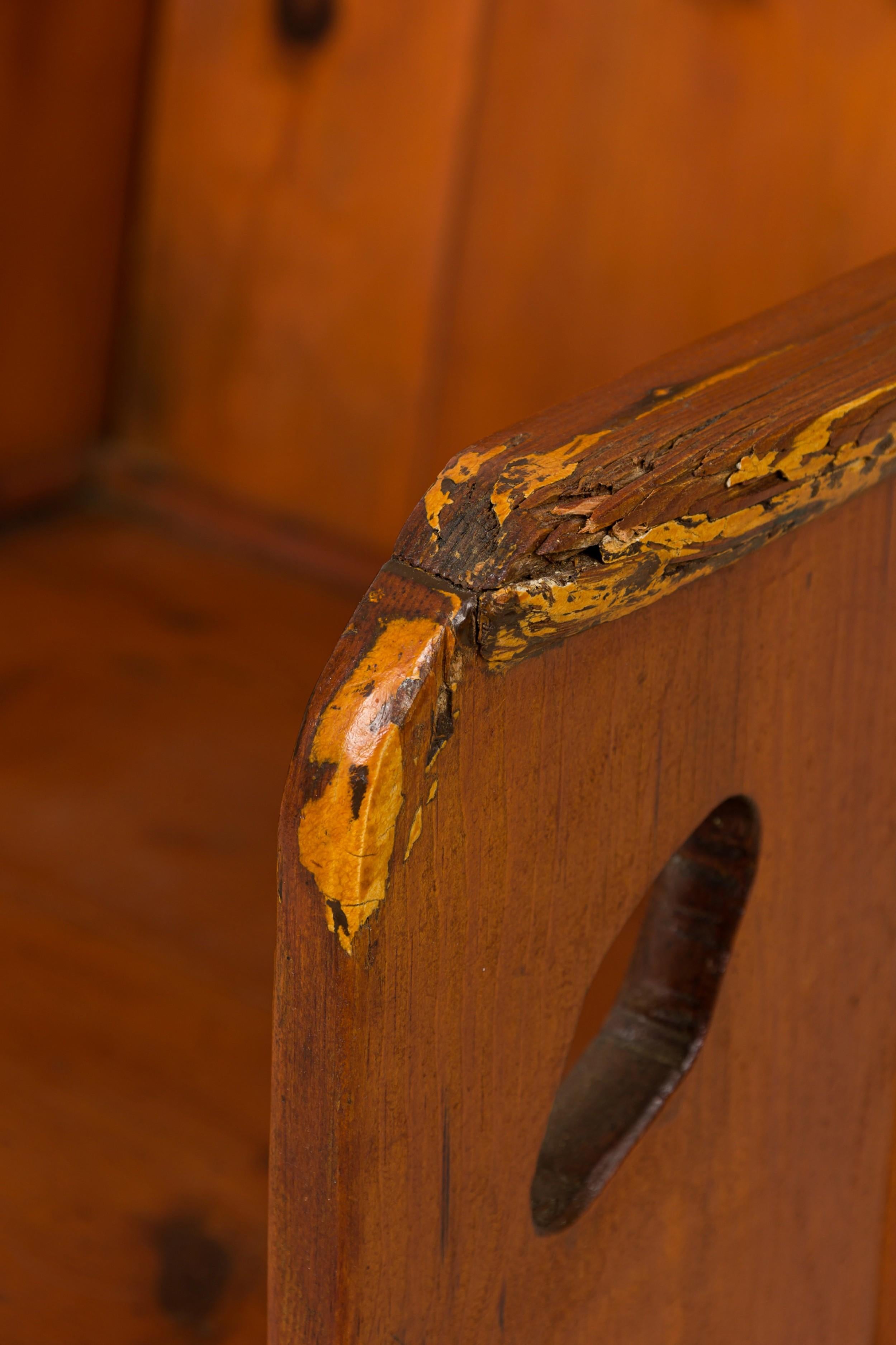 Poltrona ad ala in pino tinto in stile rustico Adirondack (metà del XX secolo), composta da tavole sagomate con ritagli decorativi, unite con incastri a tenone e zanna. (tavolo abbinato: 063275A)

Condit: Buono; Usura coerente con l'età e l'utilizzo