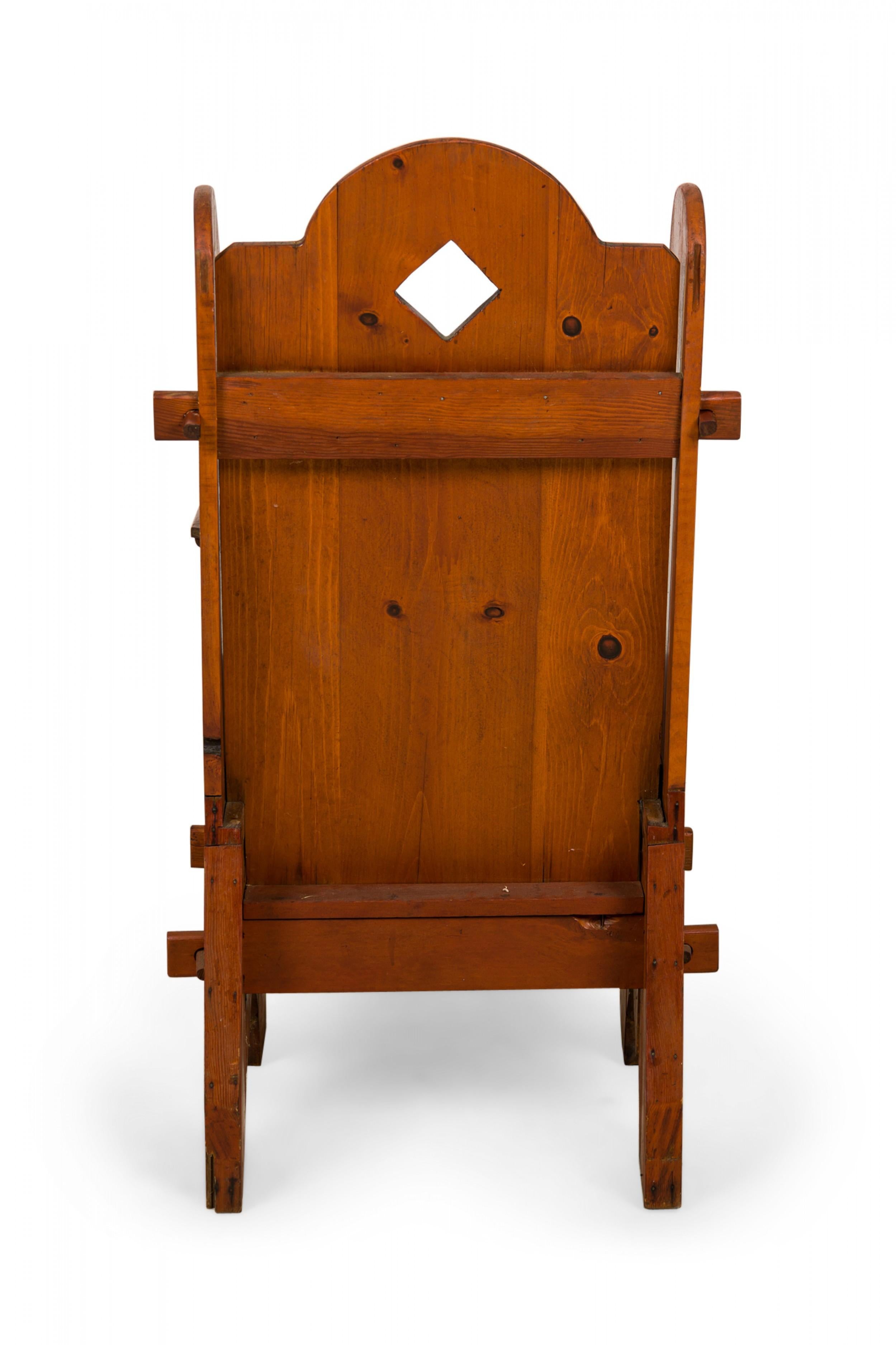 Americano Poltrona ad ala in pino tinto in stile rustico Adirondack in vendita