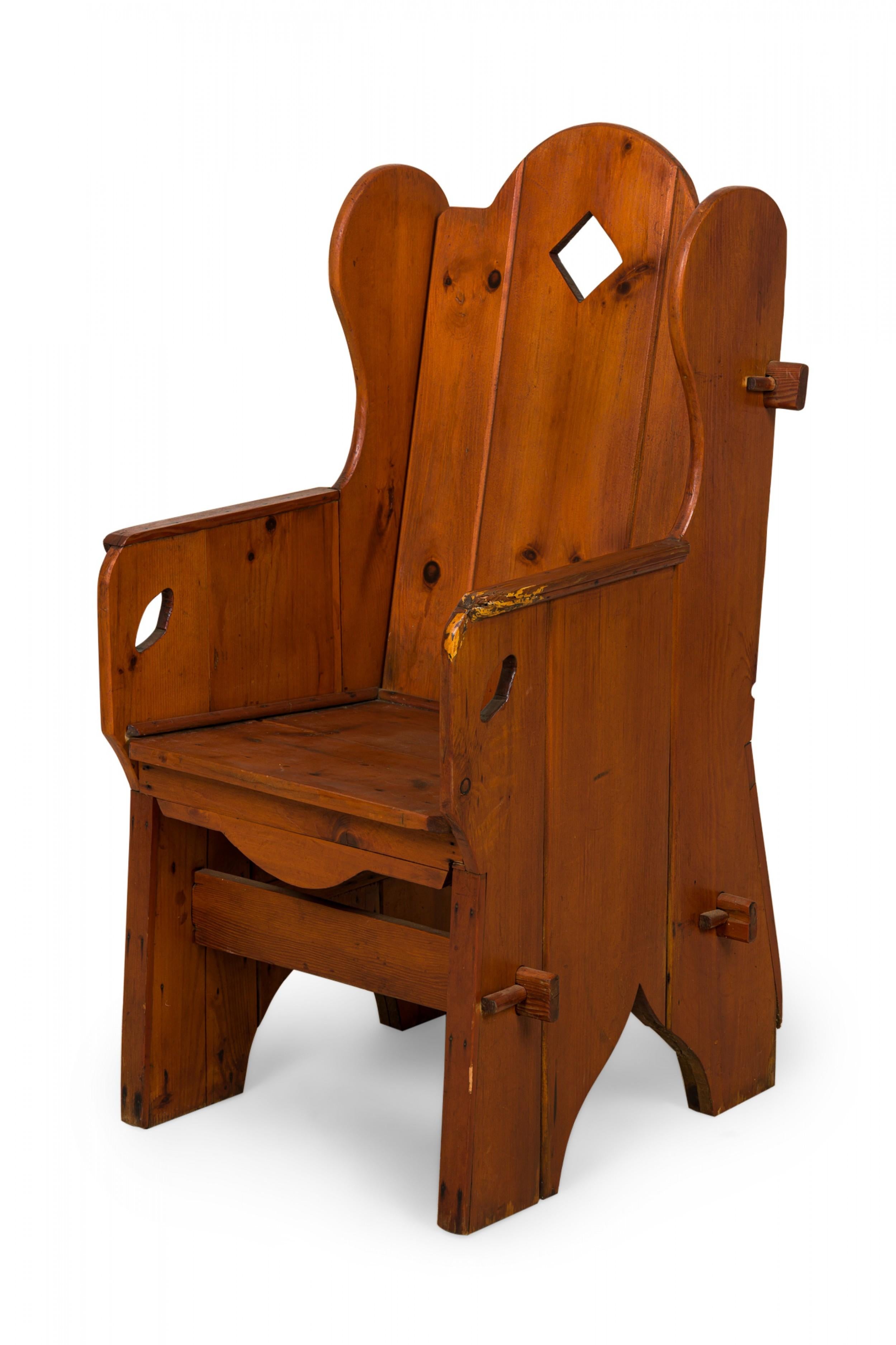 Mordenzato Poltrona ad ala in pino tinto in stile rustico Adirondack in vendita