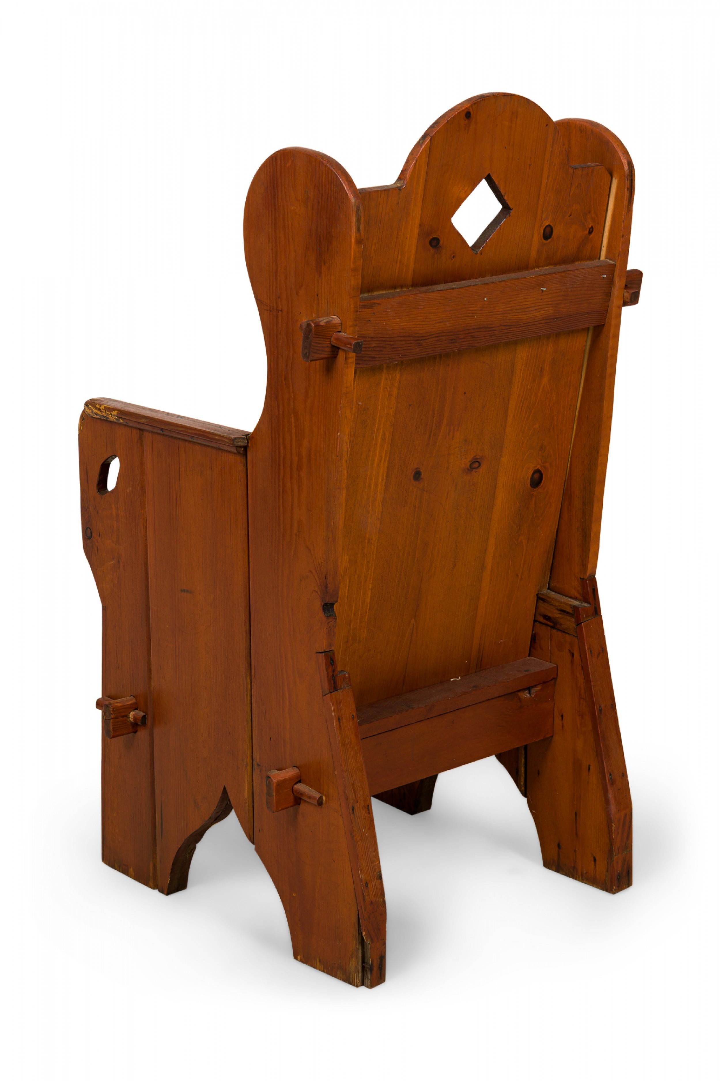 Poltrona ad ala in pino tinto in stile rustico Adirondack In condizioni buone in vendita a Queens, NY