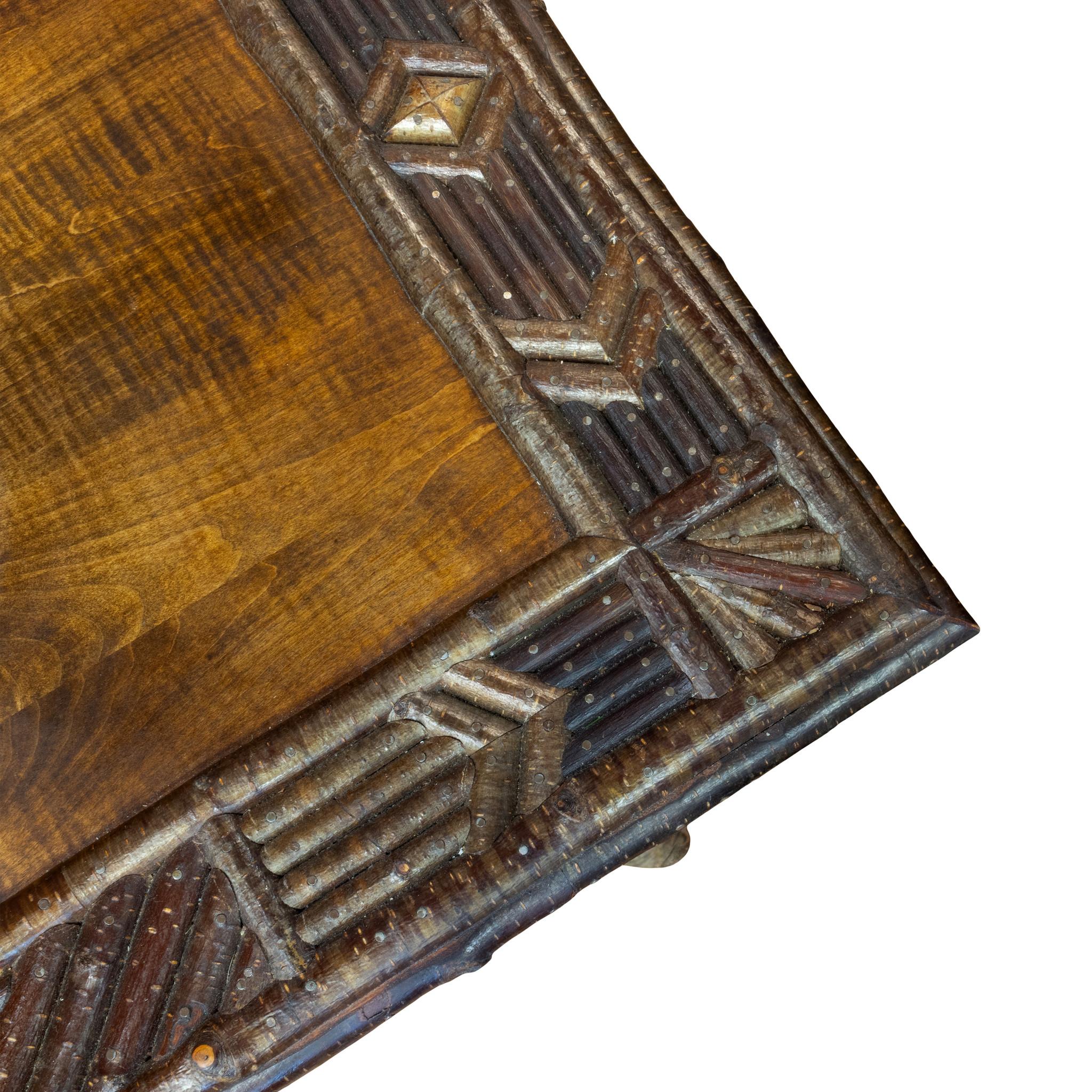 Table console rustique New York adirondack par Jerry Farrell. Avec de l'érable, de l'écorce de bouleau, des bois de cerf de Virginie et d'élan. Un travail complexe, un dessus bordé avec un centre en érable rayé iger. Créé pour Chuck et Weber par
