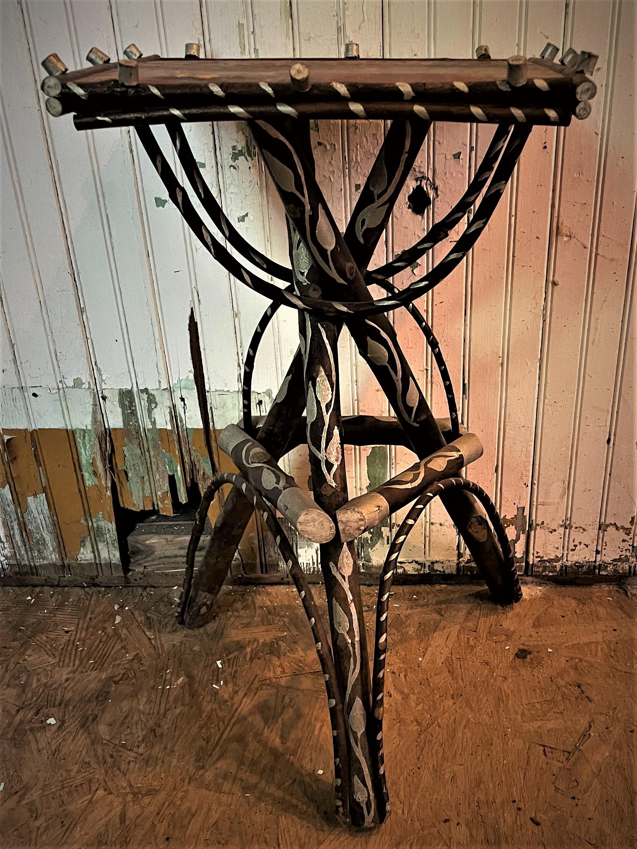 Rustikale Adirondack Twig Branch Stand Cabin Side Table Silber gemalt Reben  im Zustand „Relativ gut“ im Angebot in Clifton Forge, VA