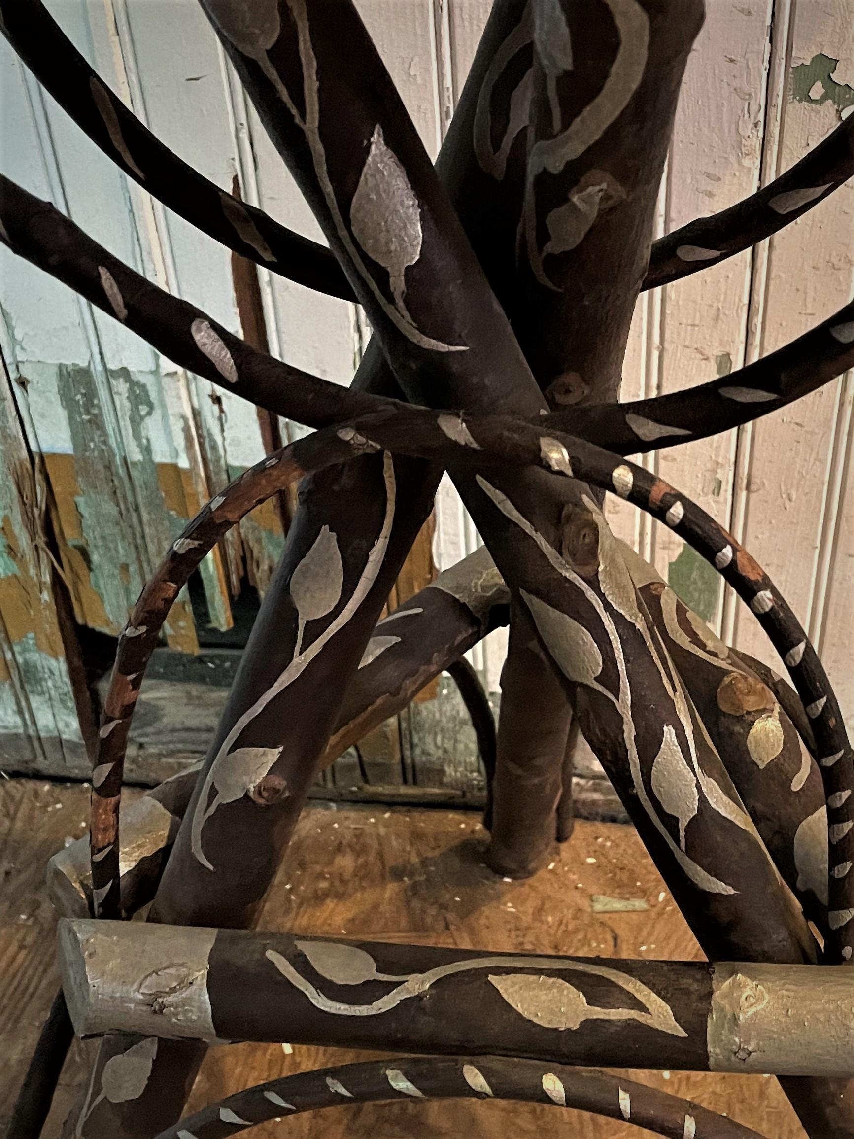 Rustikale Adirondack Twig Branch Stand Cabin Side Table Silber gemalt Reben  im Angebot 1