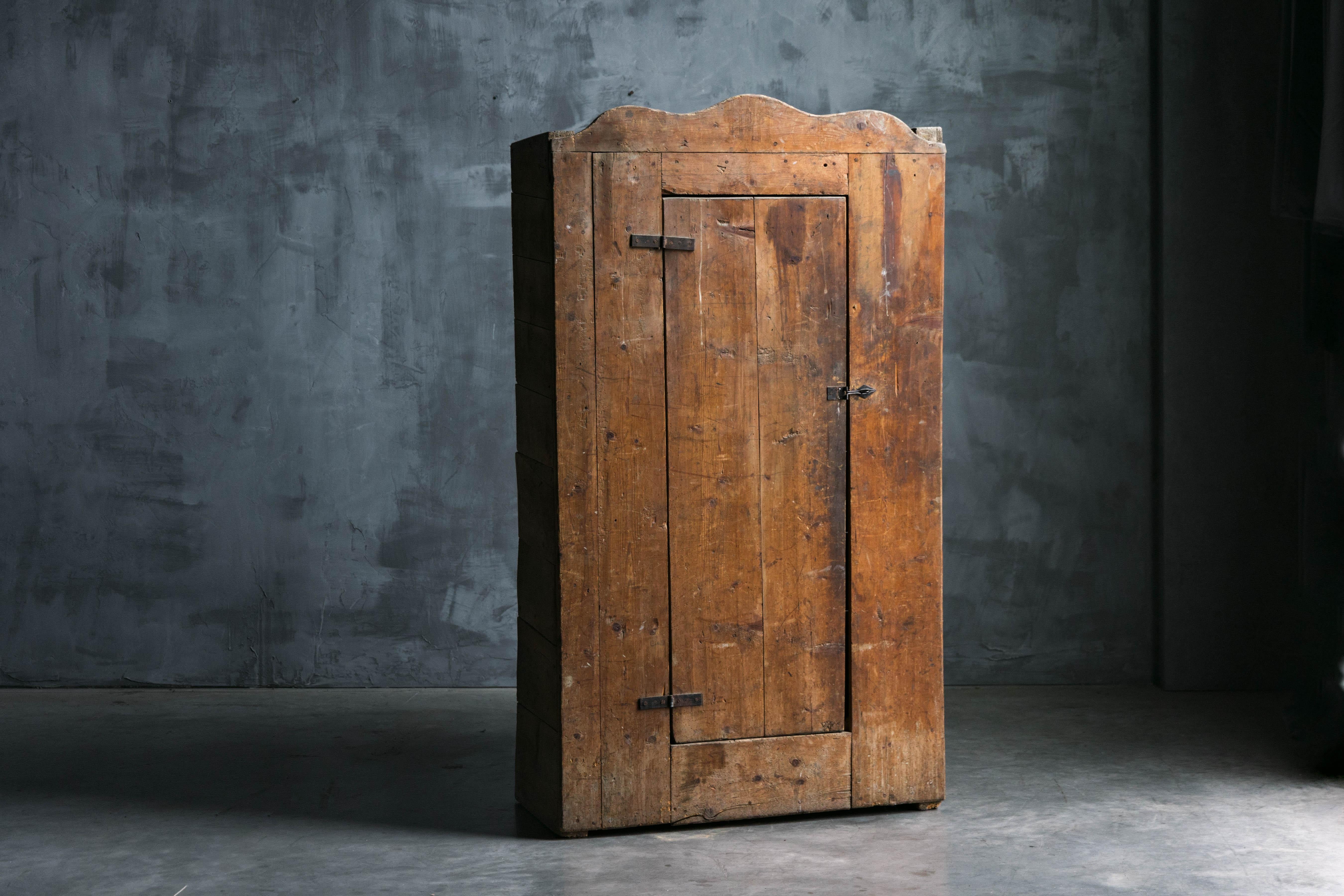 Mobile alpino della Valle d'Aosta, circa 1900. Realizzato in legno di pino, questo pezzo rustico emana un carattere autentico grazie al suo design semplice e alla patina acquisita nel tempo. L'esclusivo top smerlato e la costruzione grezza