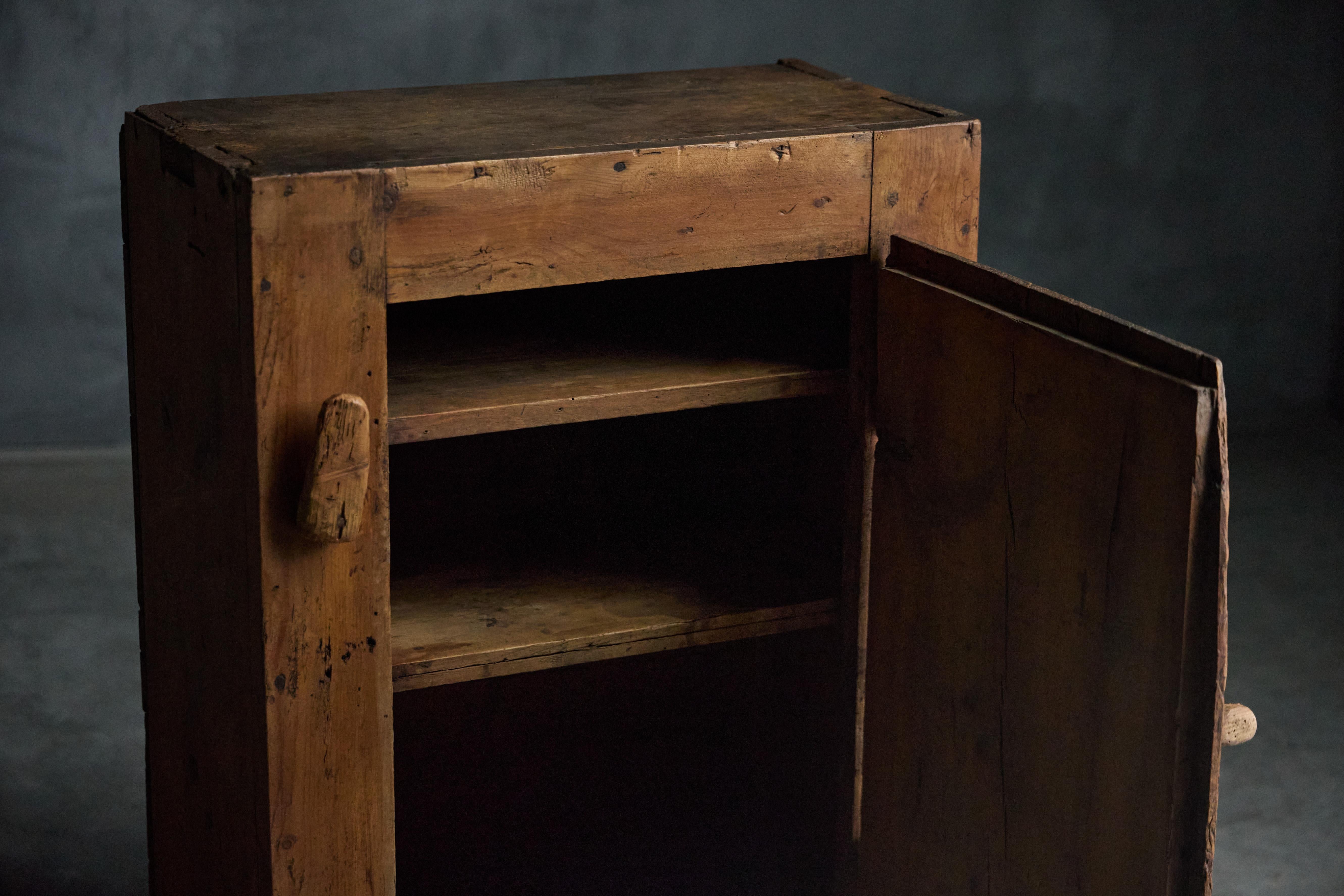 Rustikaler Alpin-Schrank, Frankreich, frühes 19. Jahrhundert (Holz) im Angebot