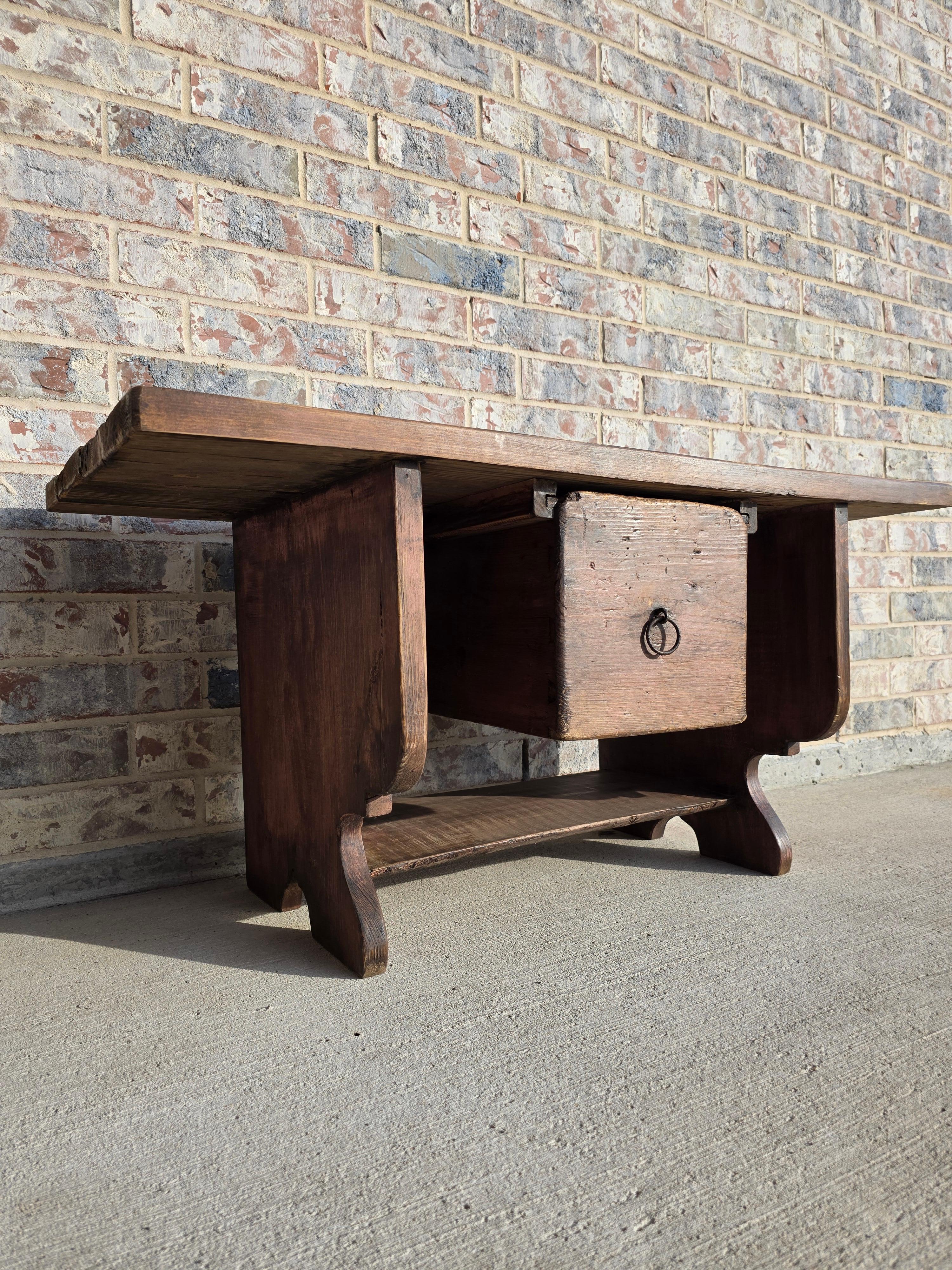 Banc d'art populaire américain rustique en pin peint à bord vif en vente 4