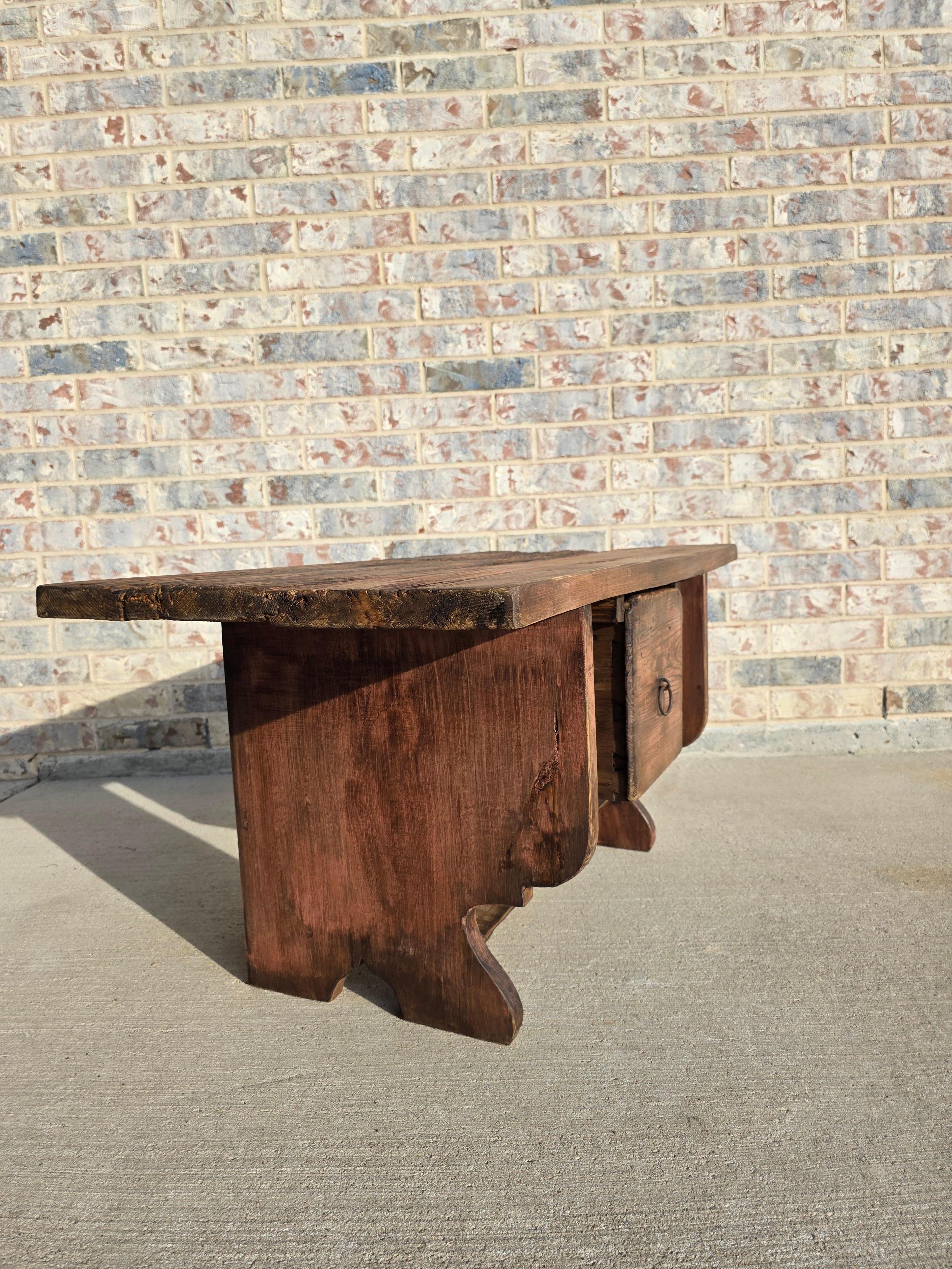 Banc d'art populaire américain rustique en pin peint à bord vif en vente 5