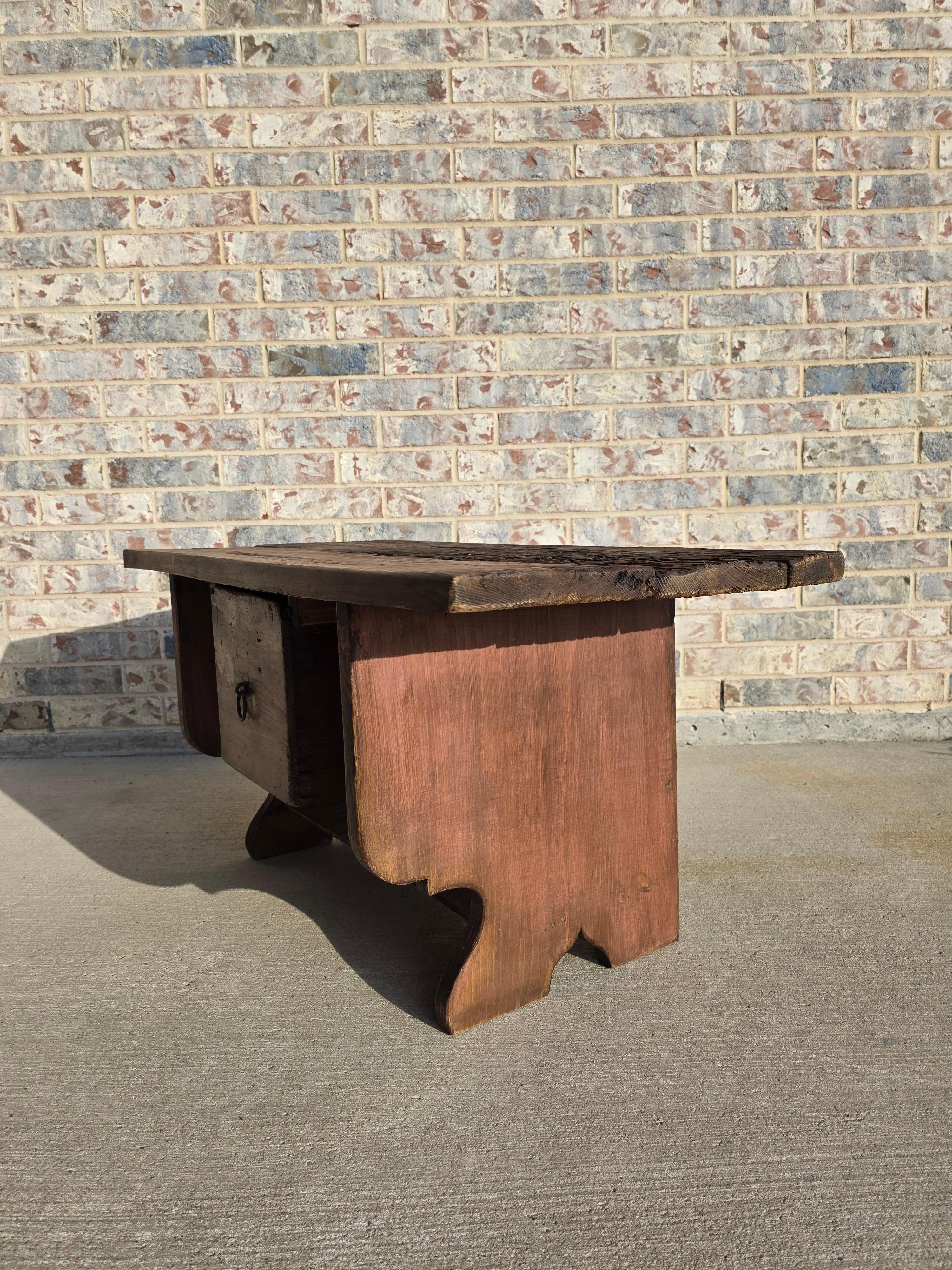 Banc d'art populaire américain rustique en pin peint à bord vif en vente 6