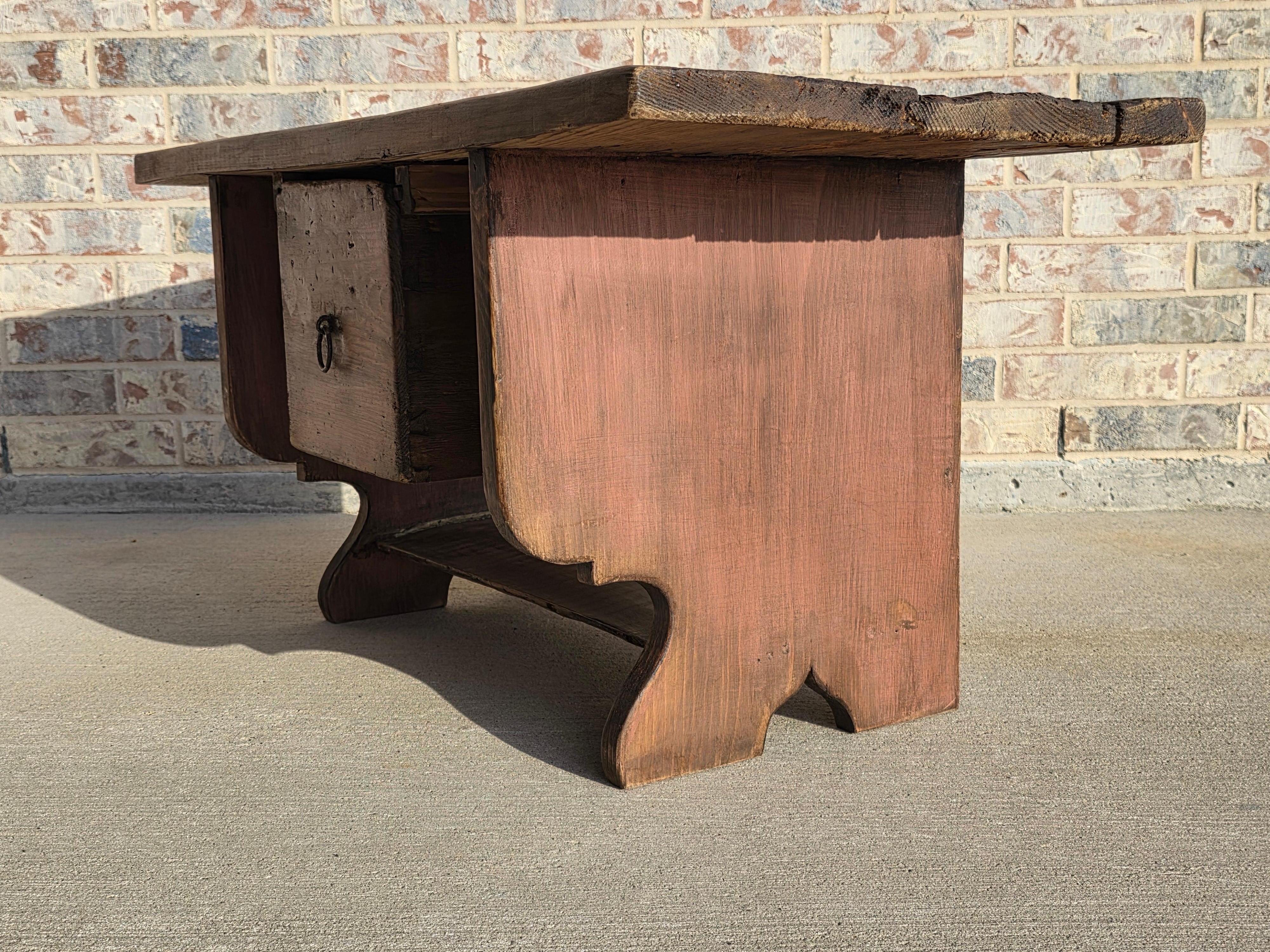 Banc d'art populaire américain rustique en pin peint à bord vif en vente 7