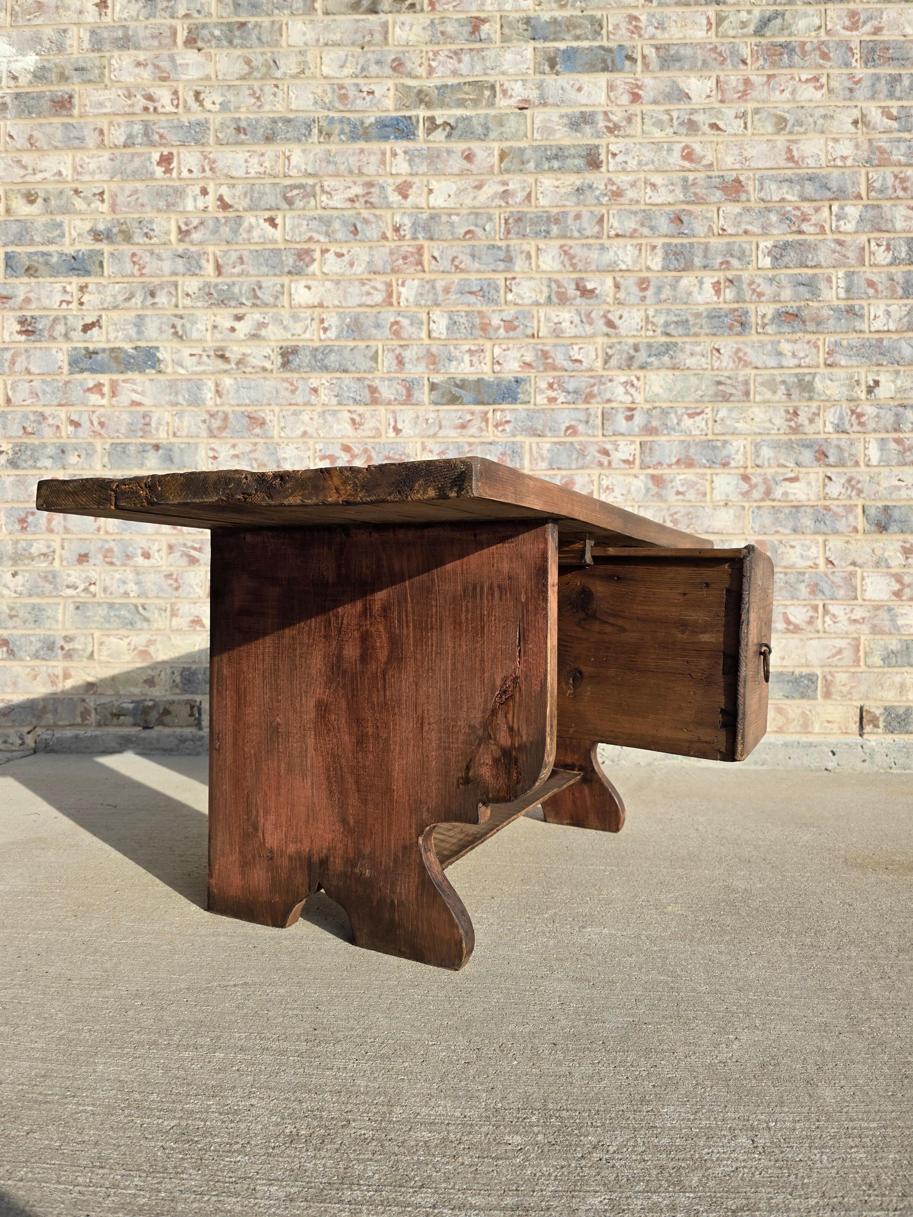 Banc d'art populaire américain rustique en pin peint à bord vif en vente 8
