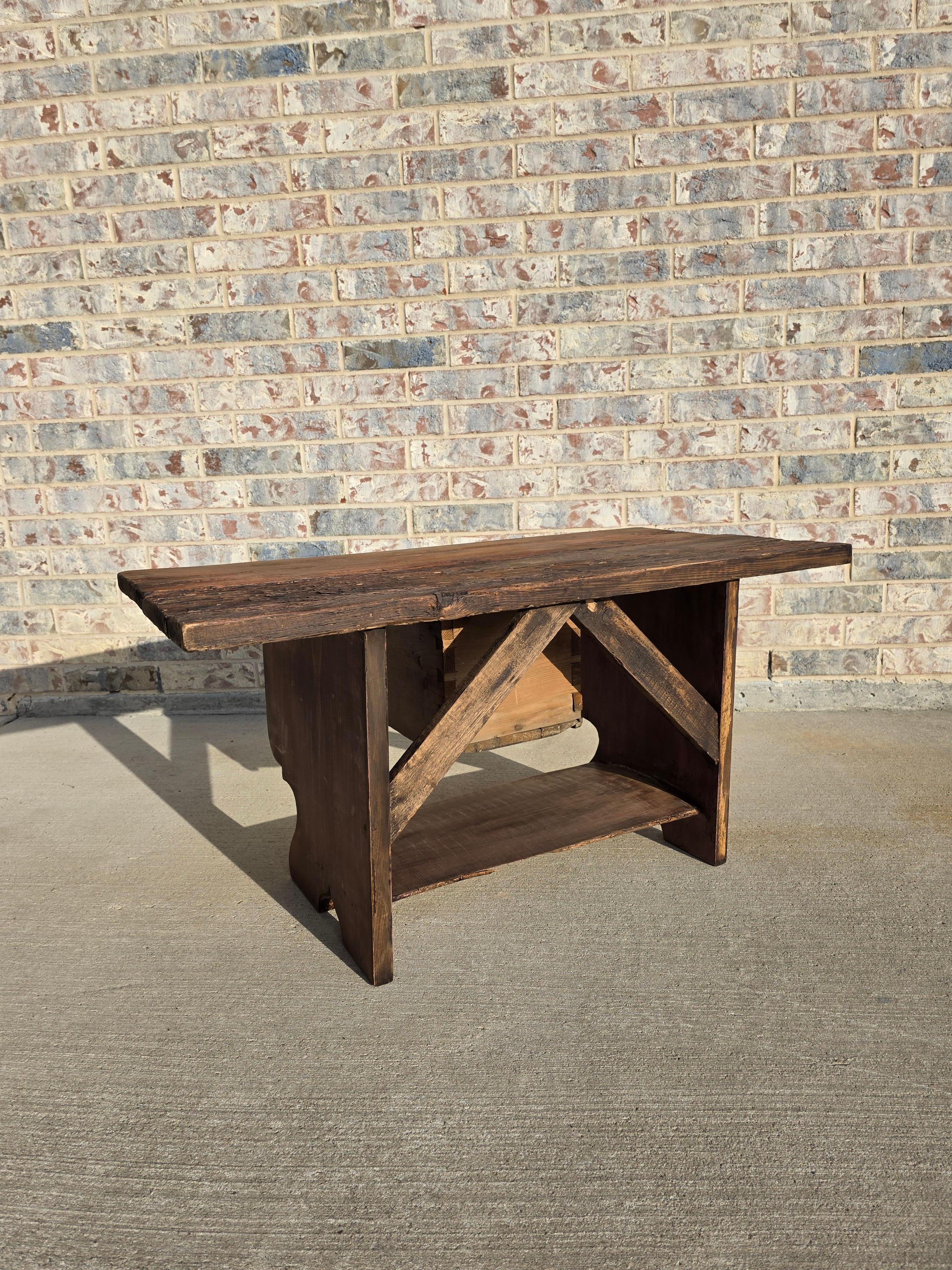 Banc d'art populaire américain rustique en pin peint à bord vif en vente 9