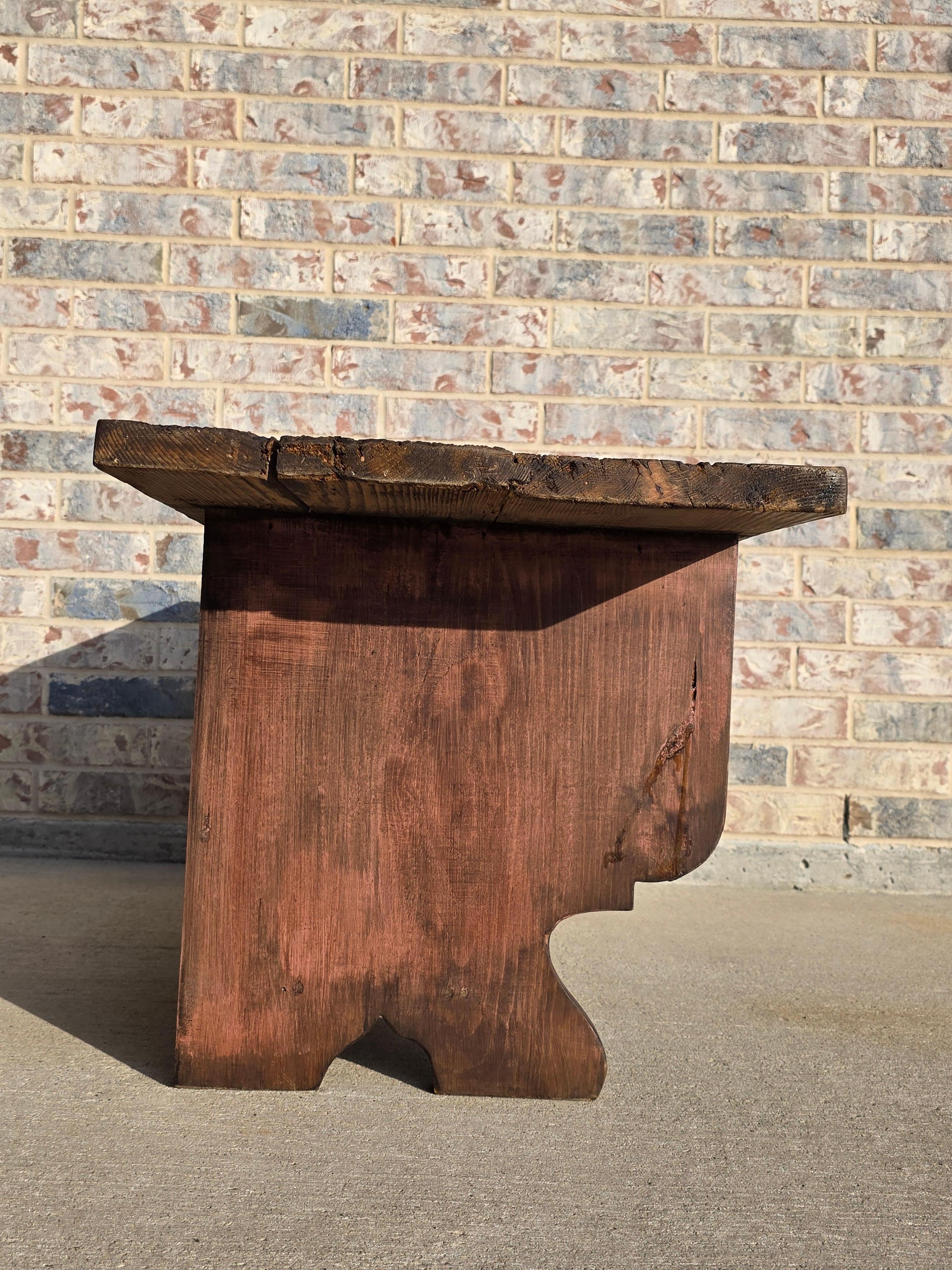 Banc d'art populaire américain rustique en pin peint à bord vif en vente 10