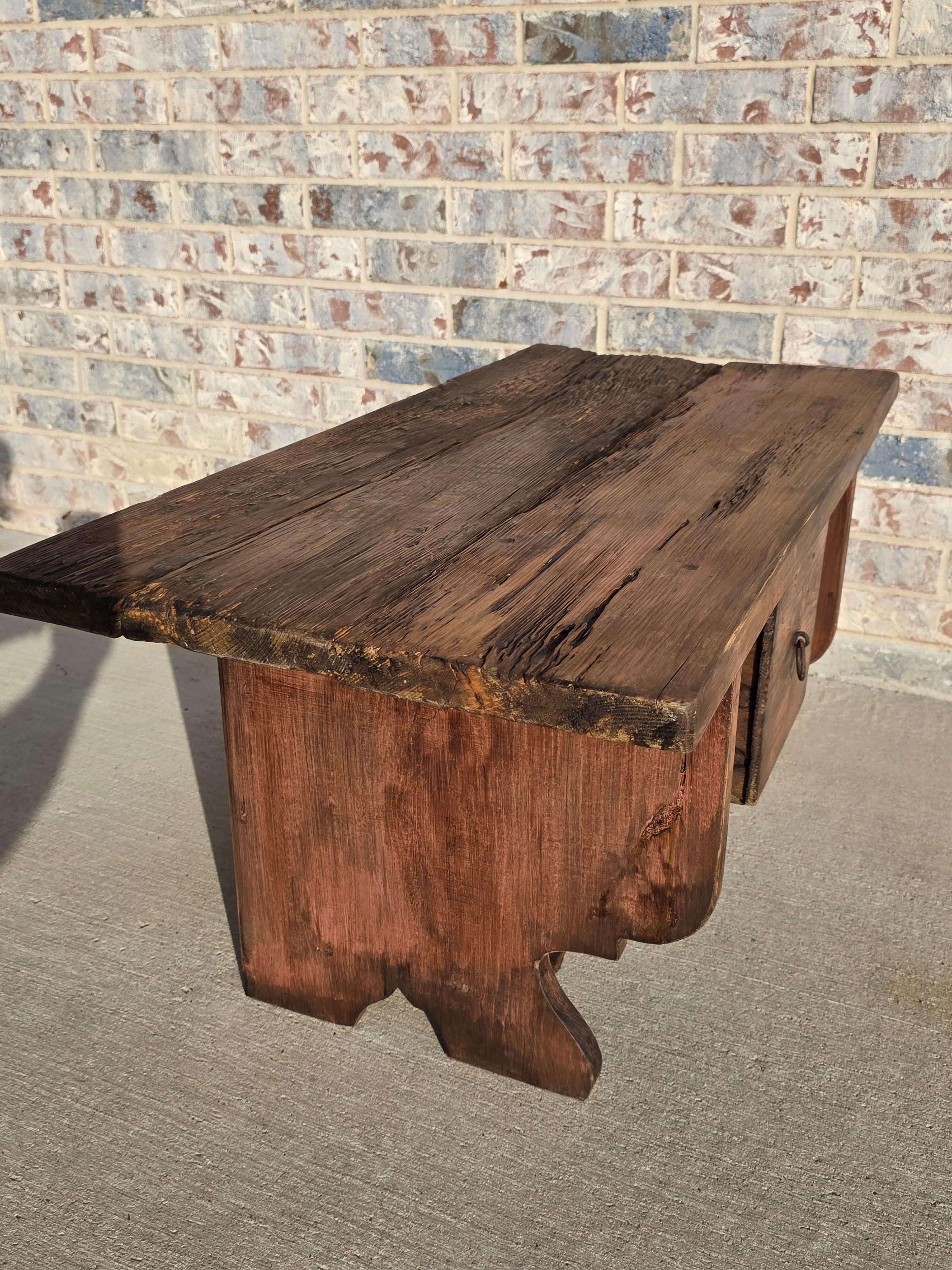 Banc d'art populaire américain rustique en pin peint à bord vif en vente 13