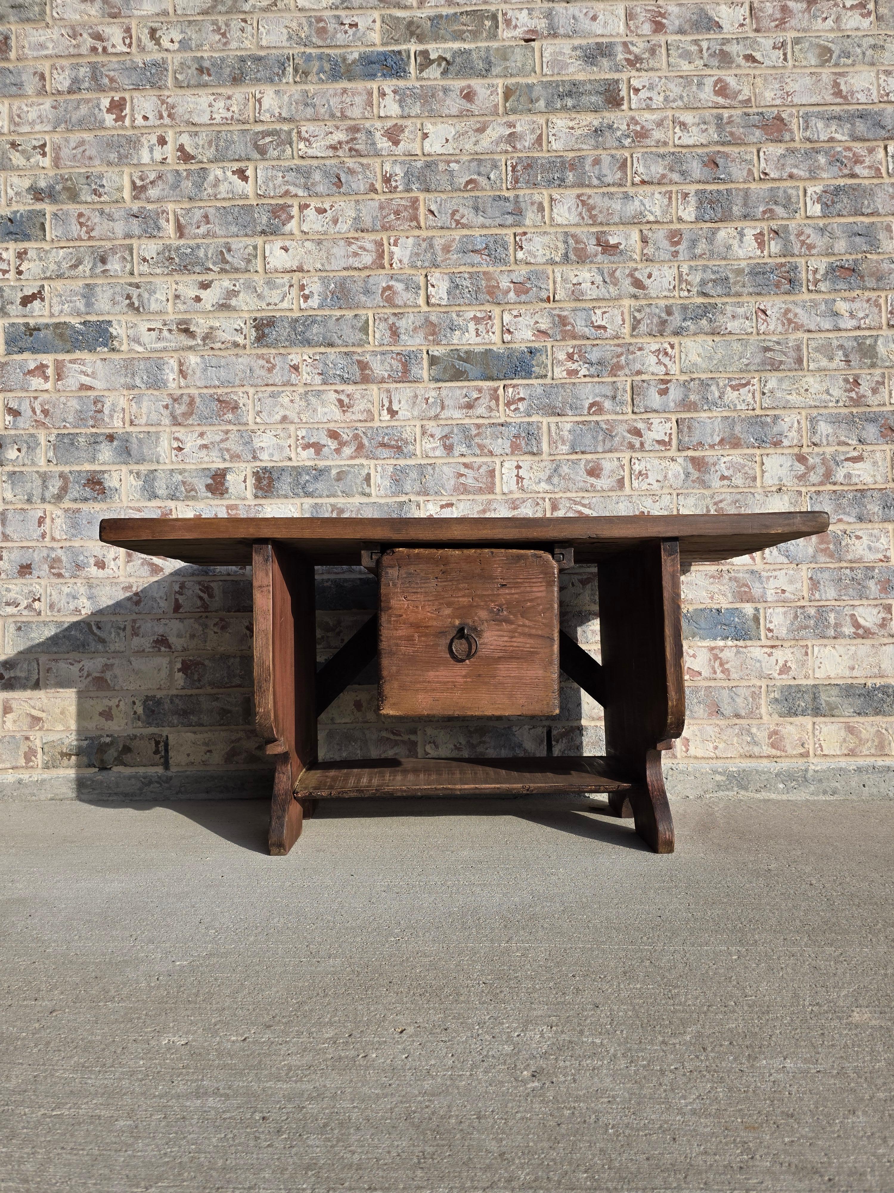 Banc d'art populaire américain rustique en pin peint à bord vif en vente 1