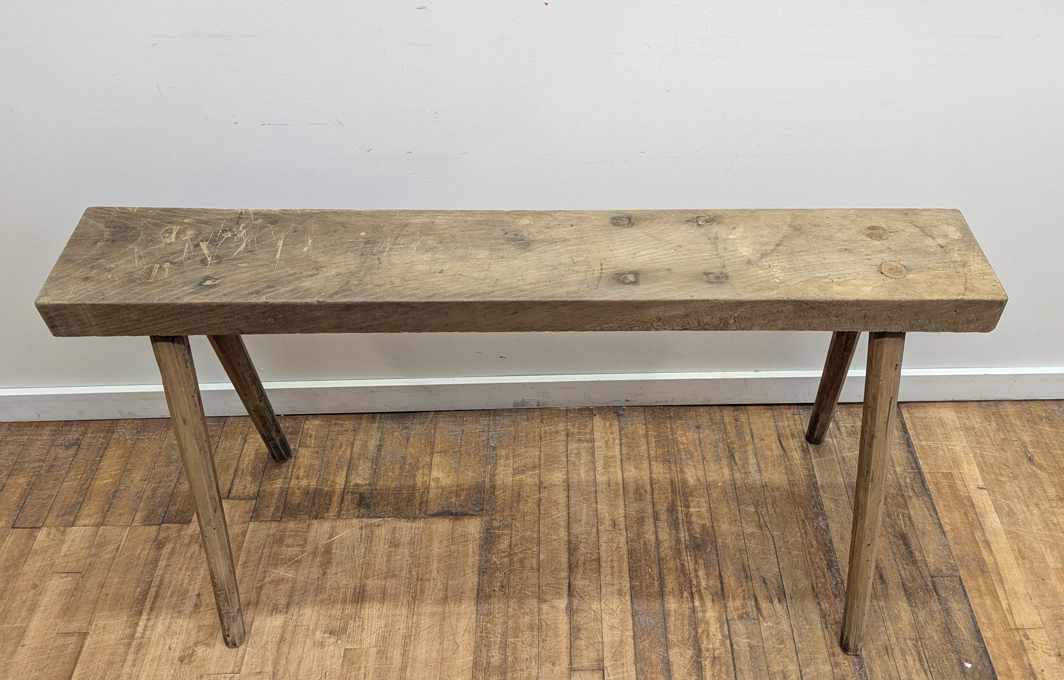 Table console rustique primitive.  Table de ferme rustique américaine à pieds évasés.  Très belle table de meulage de ferme en chêne, utilisée comme table de travail pour les meuleuses et les machines manuelles.  Pieds fuselés à facettes insérés