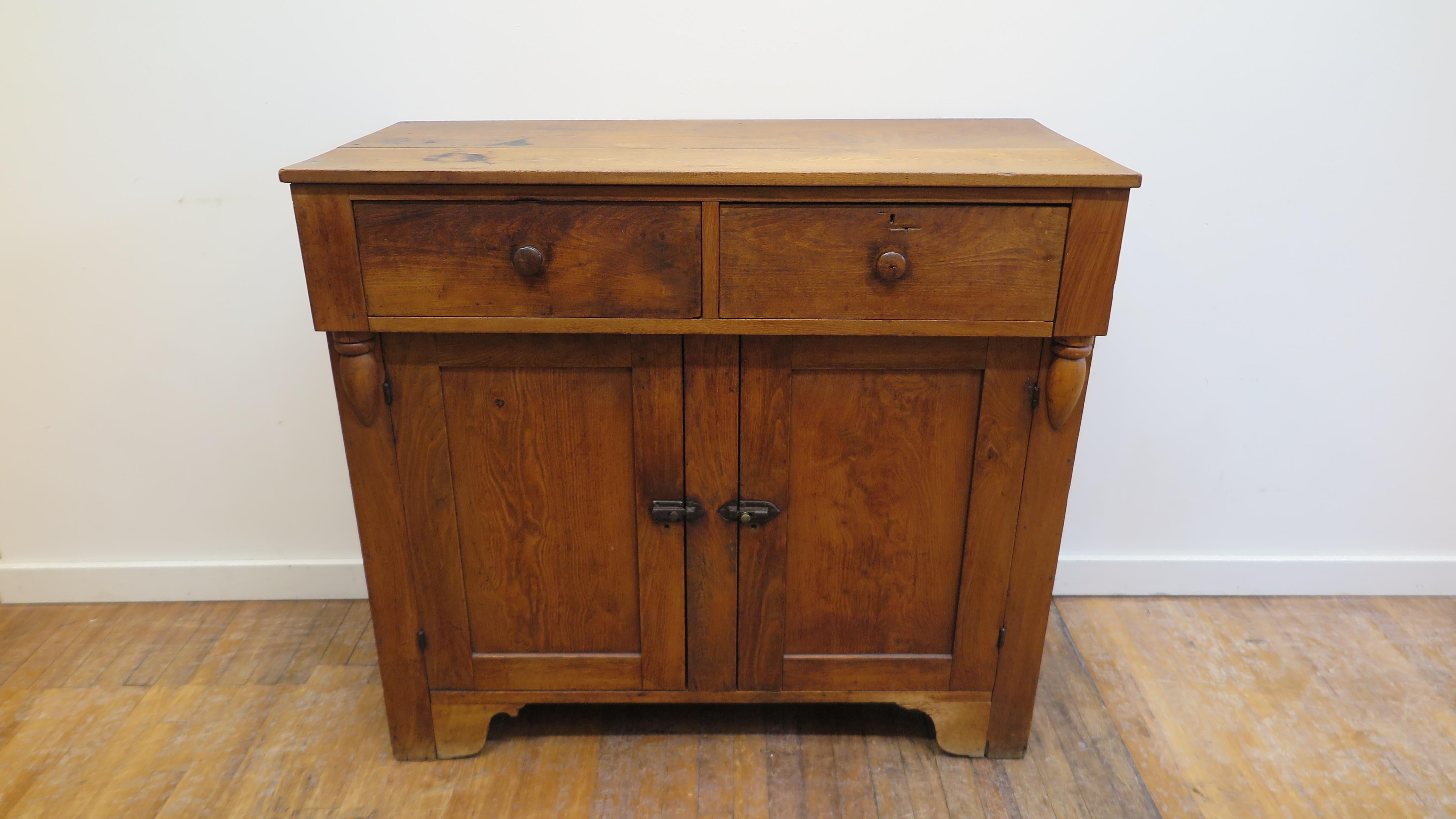 19th century American sideboard cabinet sever. American rustic sideboard cabinet of chestnut wood early 1800's. Two top drawers with a lower cabinet with shelf. Authentic American cabinet sideboard signed A. Kostenbader, Core & Simmons, No16