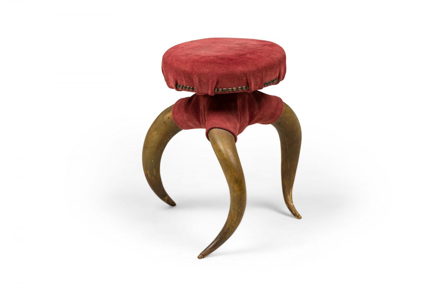 Rustico Poggiapiedi rustico americano vittoriano a tre gambe in Horn e camoscio bordeaux in vendita