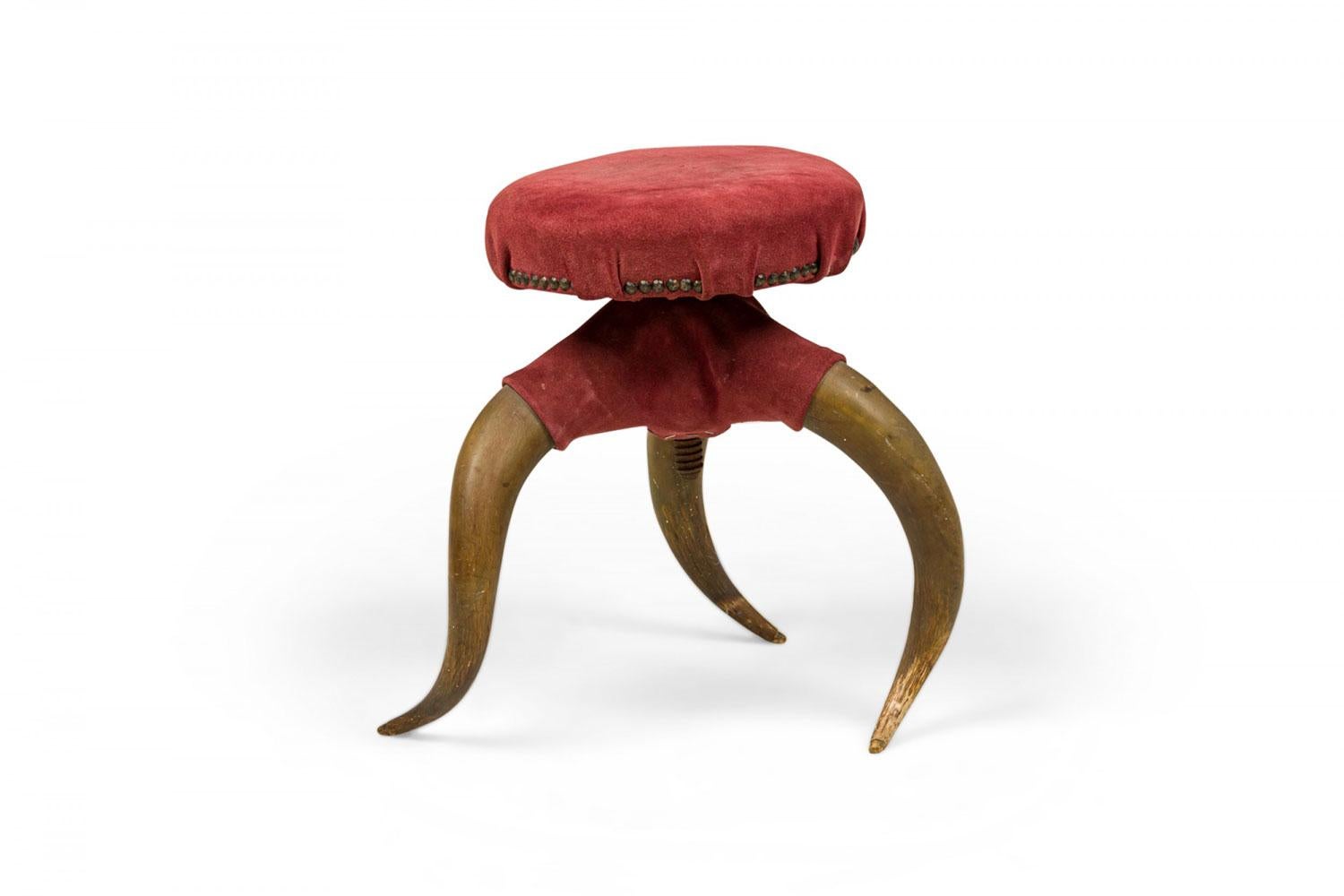 Americano Poggiapiedi rustico americano vittoriano a tre gambe in Horn e camoscio bordeaux in vendita