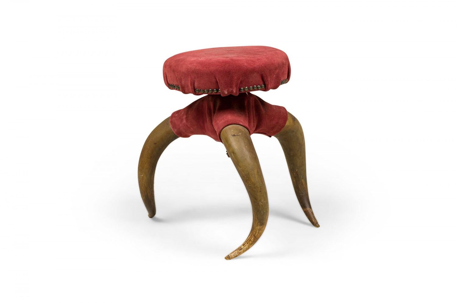 Sfaccettato Poggiapiedi rustico americano vittoriano a tre gambe in Horn e camoscio bordeaux in vendita