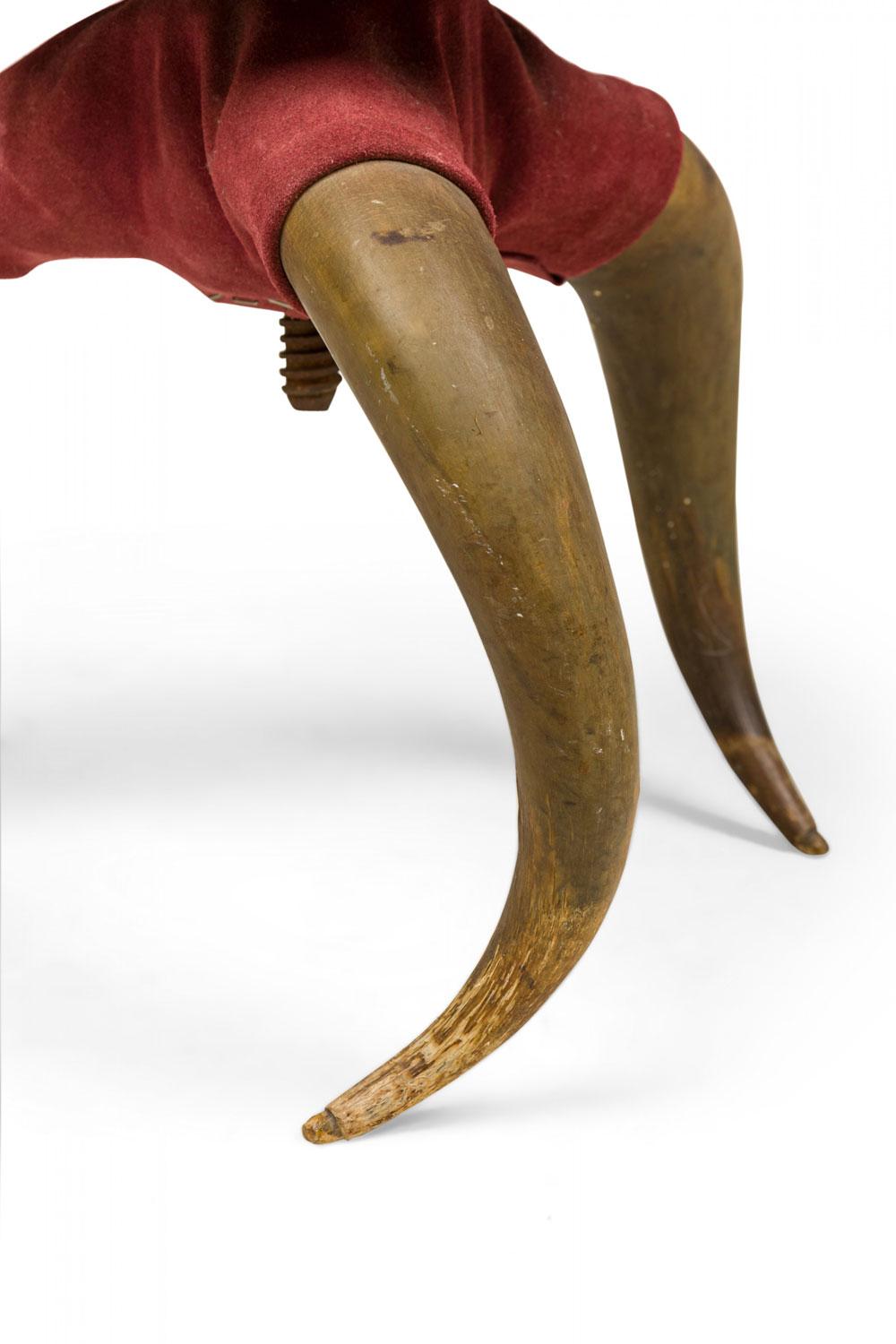 Poggiapiedi rustico americano vittoriano a tre gambe in Horn e camoscio bordeaux In condizioni buone in vendita a Queens, NY