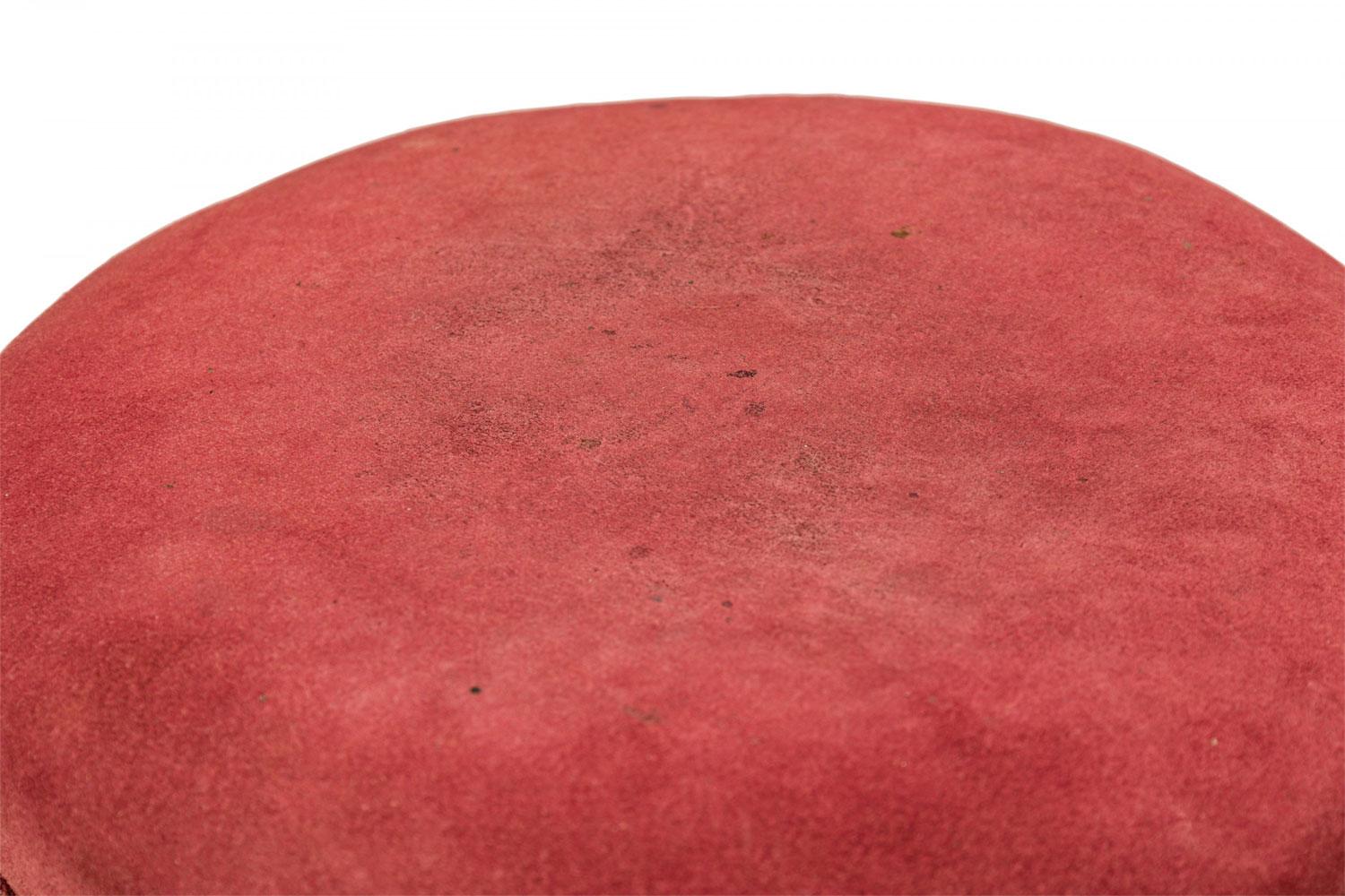 Ottone Poggiapiedi rustico americano vittoriano a tre gambe in Horn e camoscio bordeaux in vendita