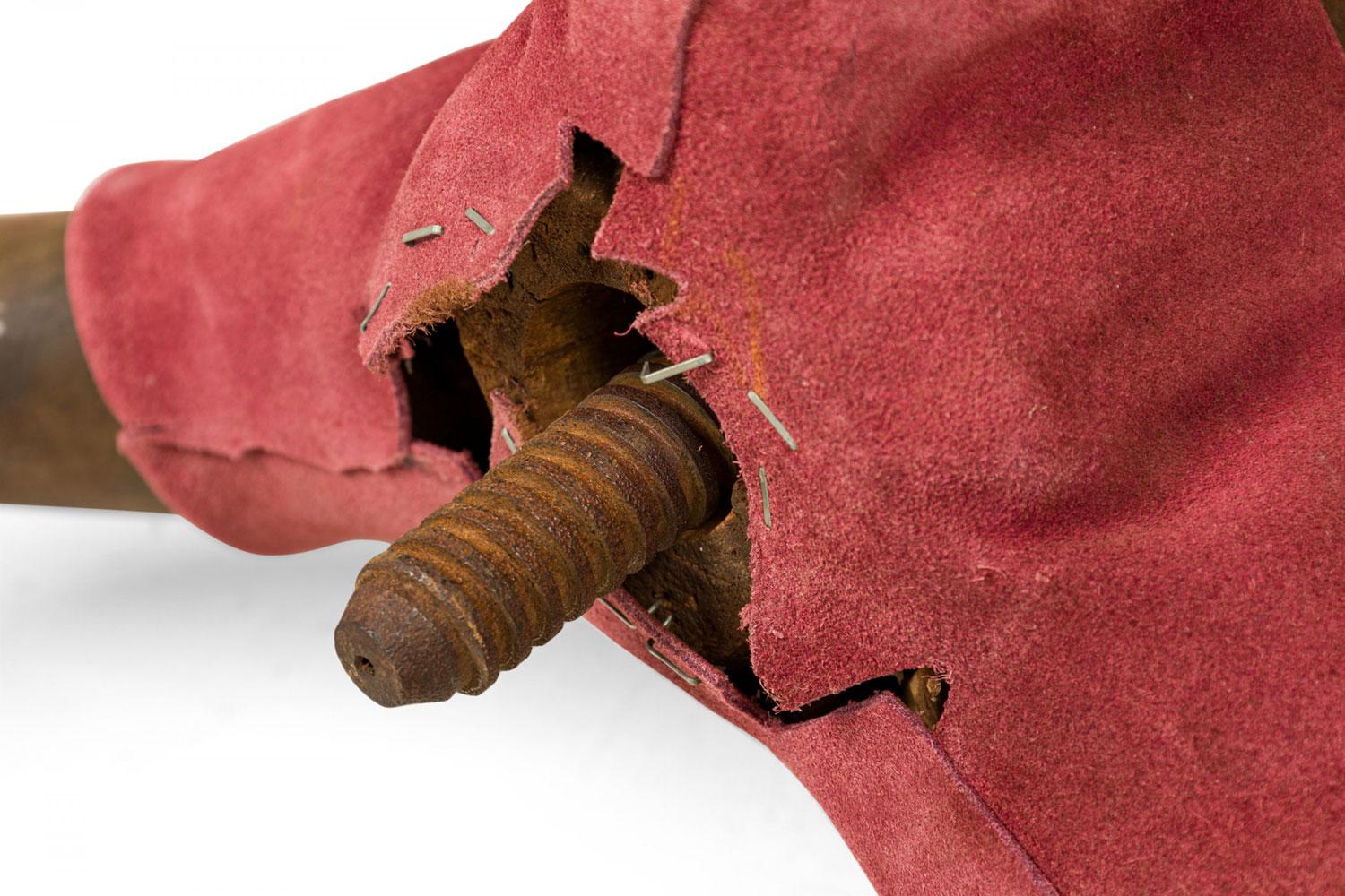 Poggiapiedi rustico americano vittoriano a tre gambe in Horn e camoscio bordeaux in vendita 1