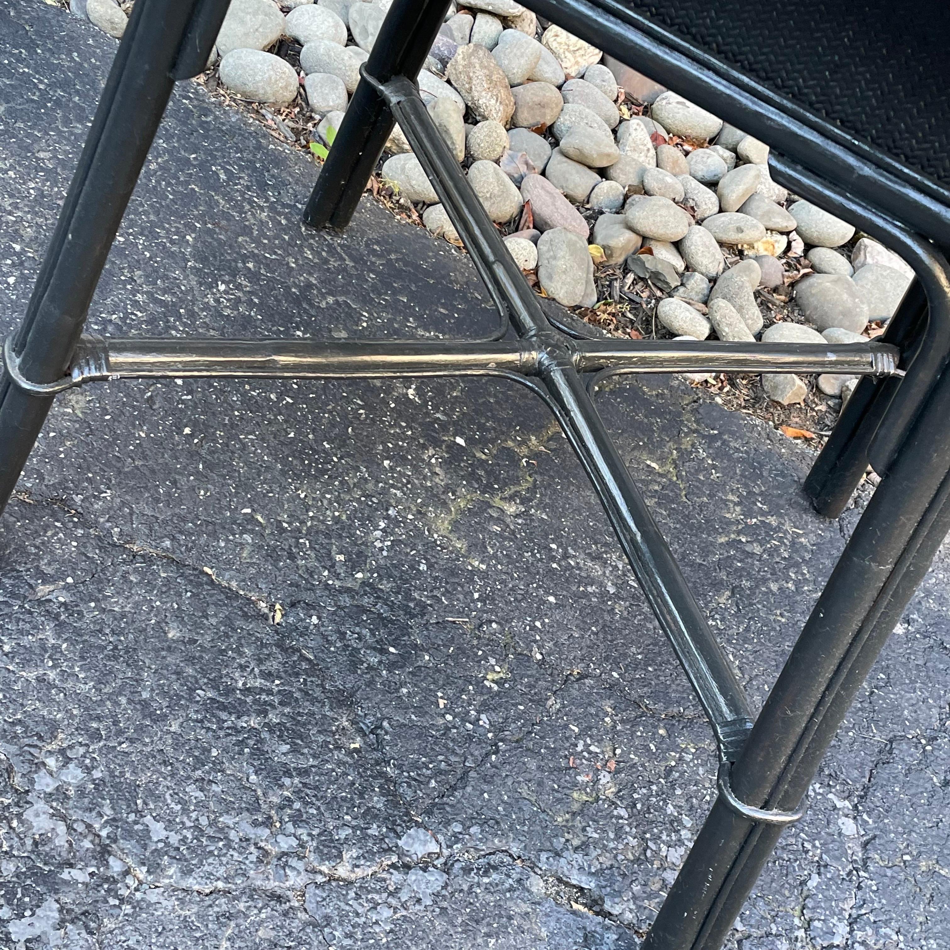 Table de salle à manger ou de foyer carrée en bambou noir pulvérisé.